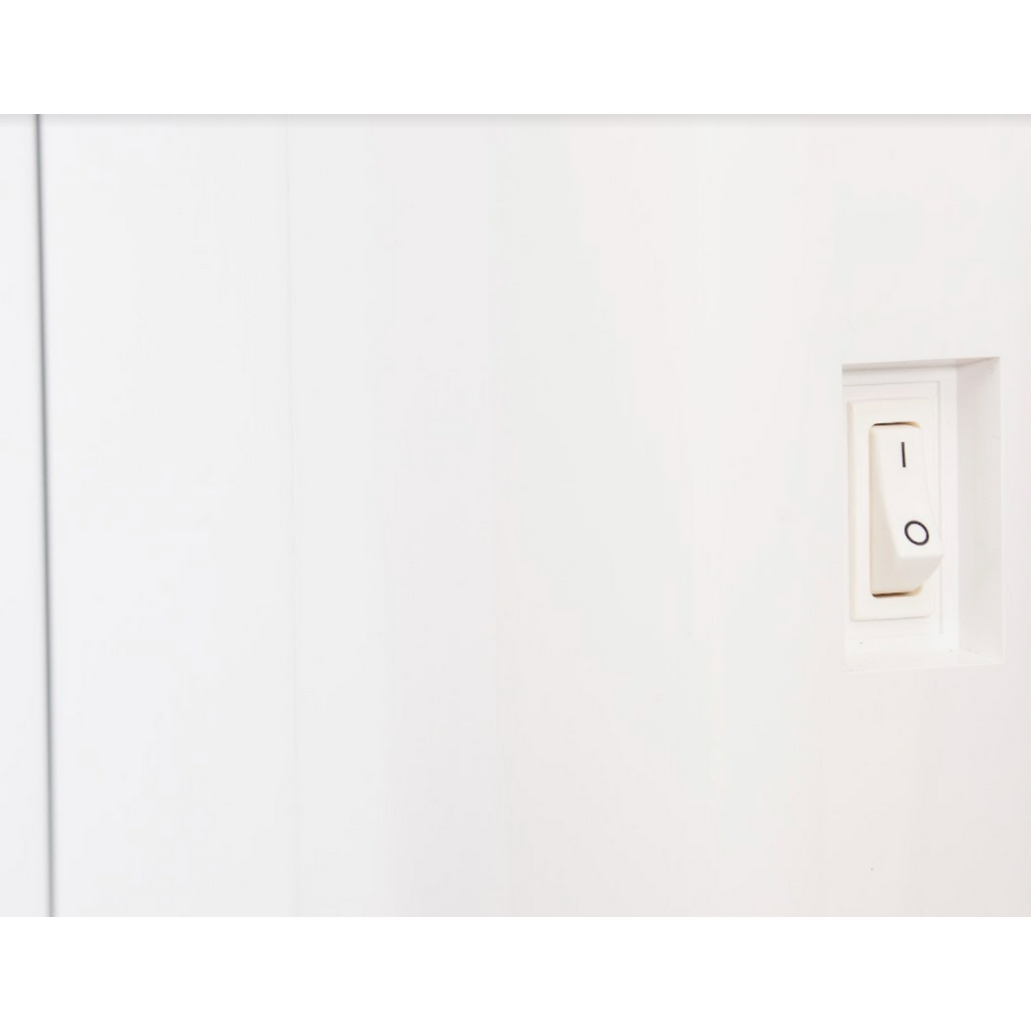 Un interruptor de luz blanco en una pared blanca. El interruptor está apagado.