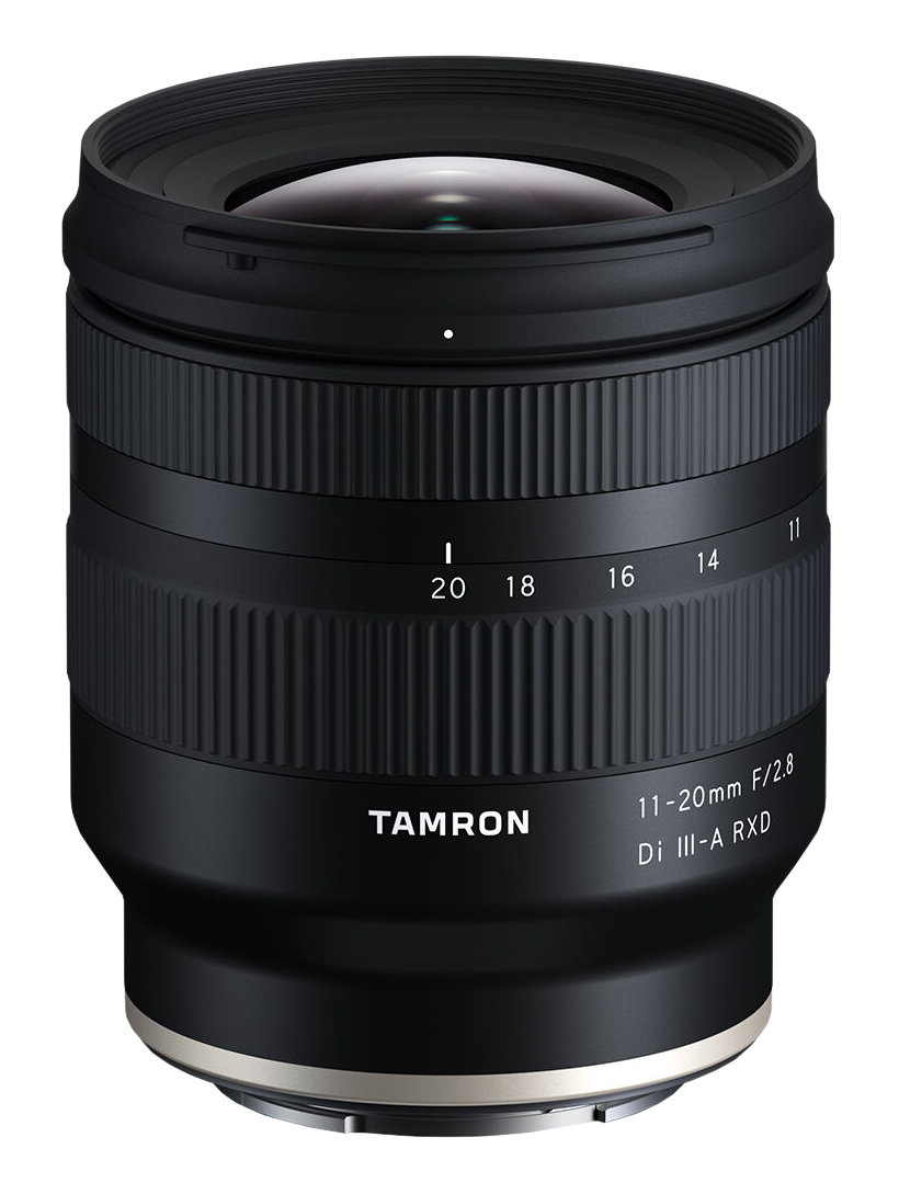 Un objectif Tamron 11-20mm F/2.8 noir avec bague de mise au point et échelle de zoom.