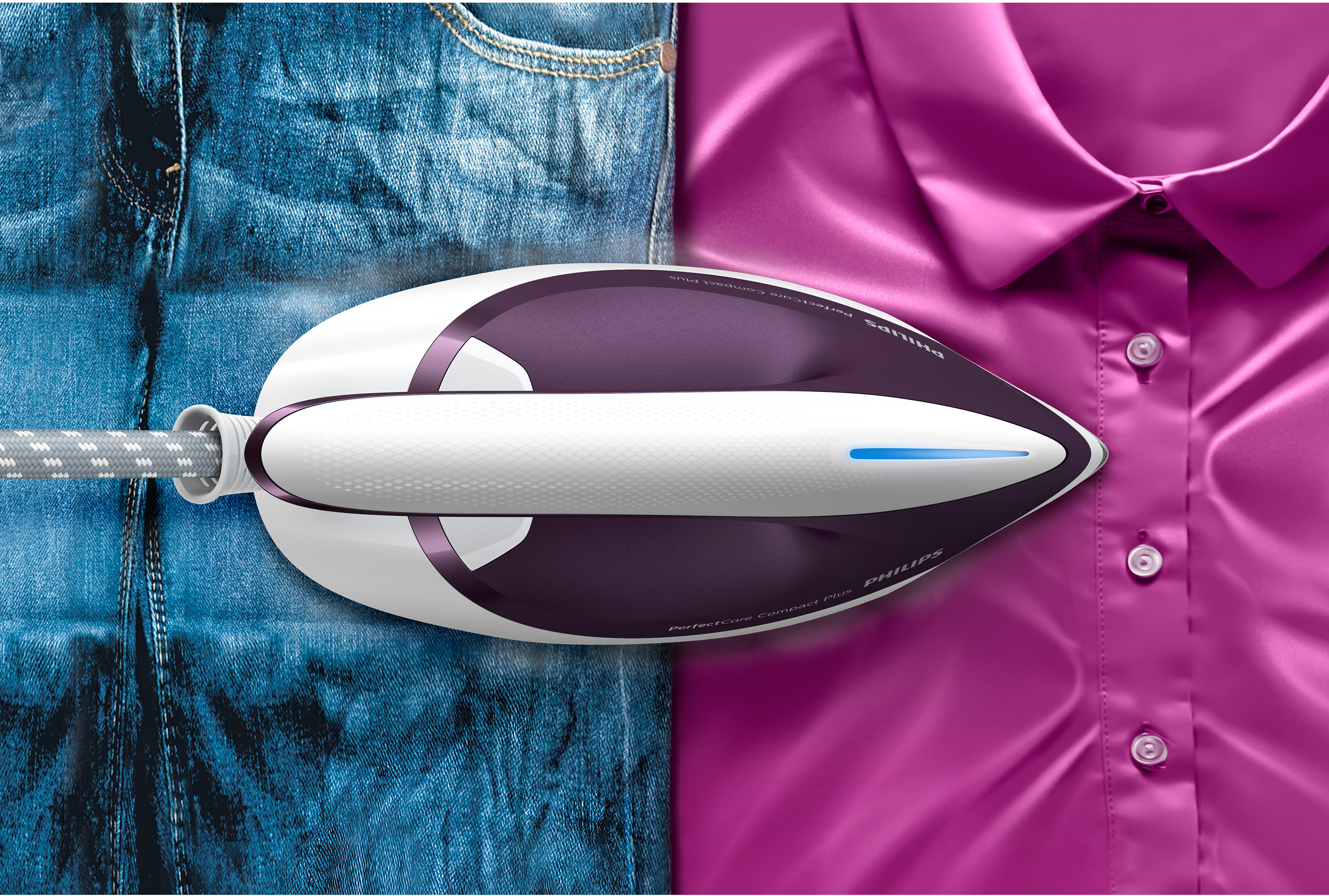 Bügelbrett mit Bügeleisen. Ein pinkfarbenes Hemd und eine blaue Jeans werden gebügelt.