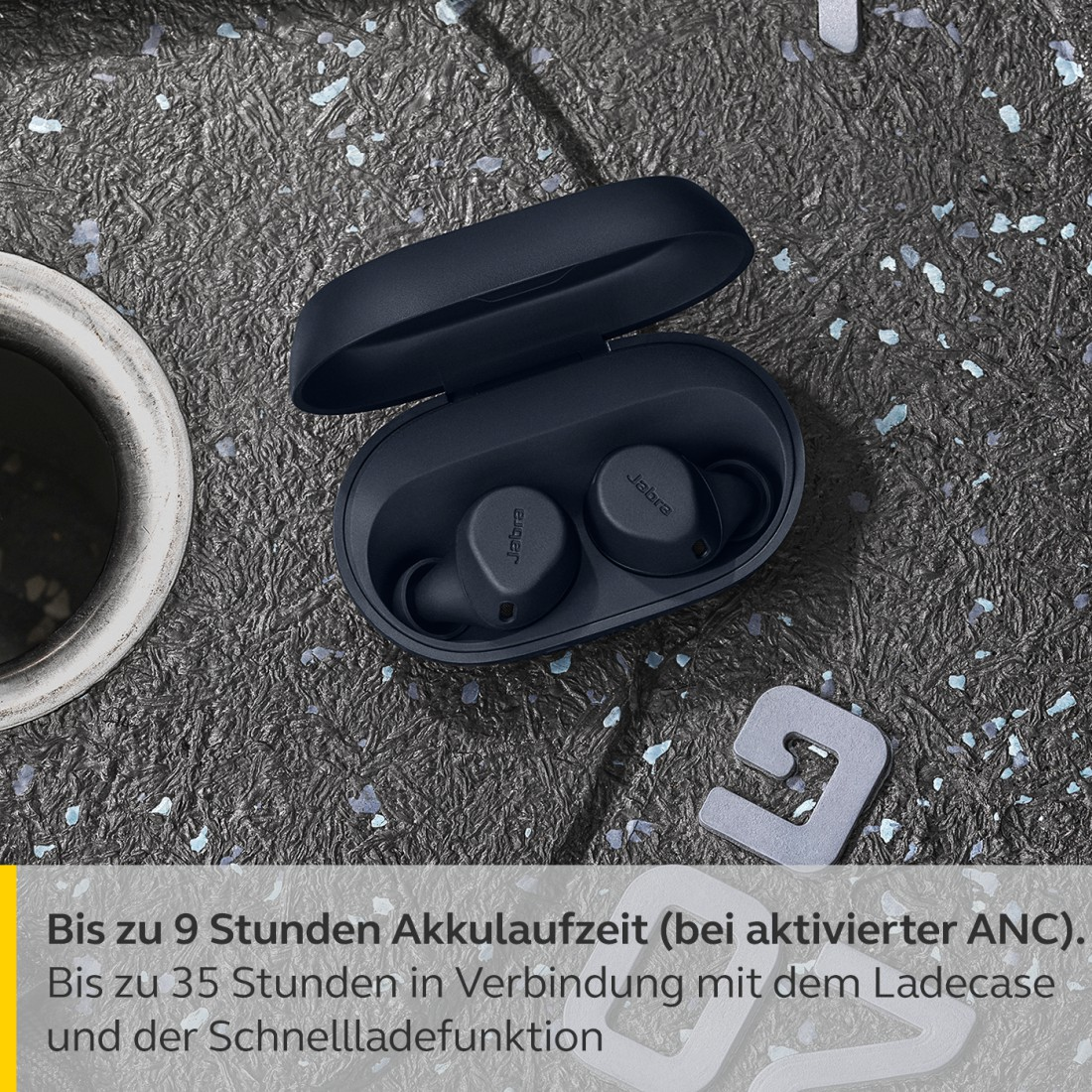 Kopfhörer in dunkler Hülle auf strukturierter Oberfläche.