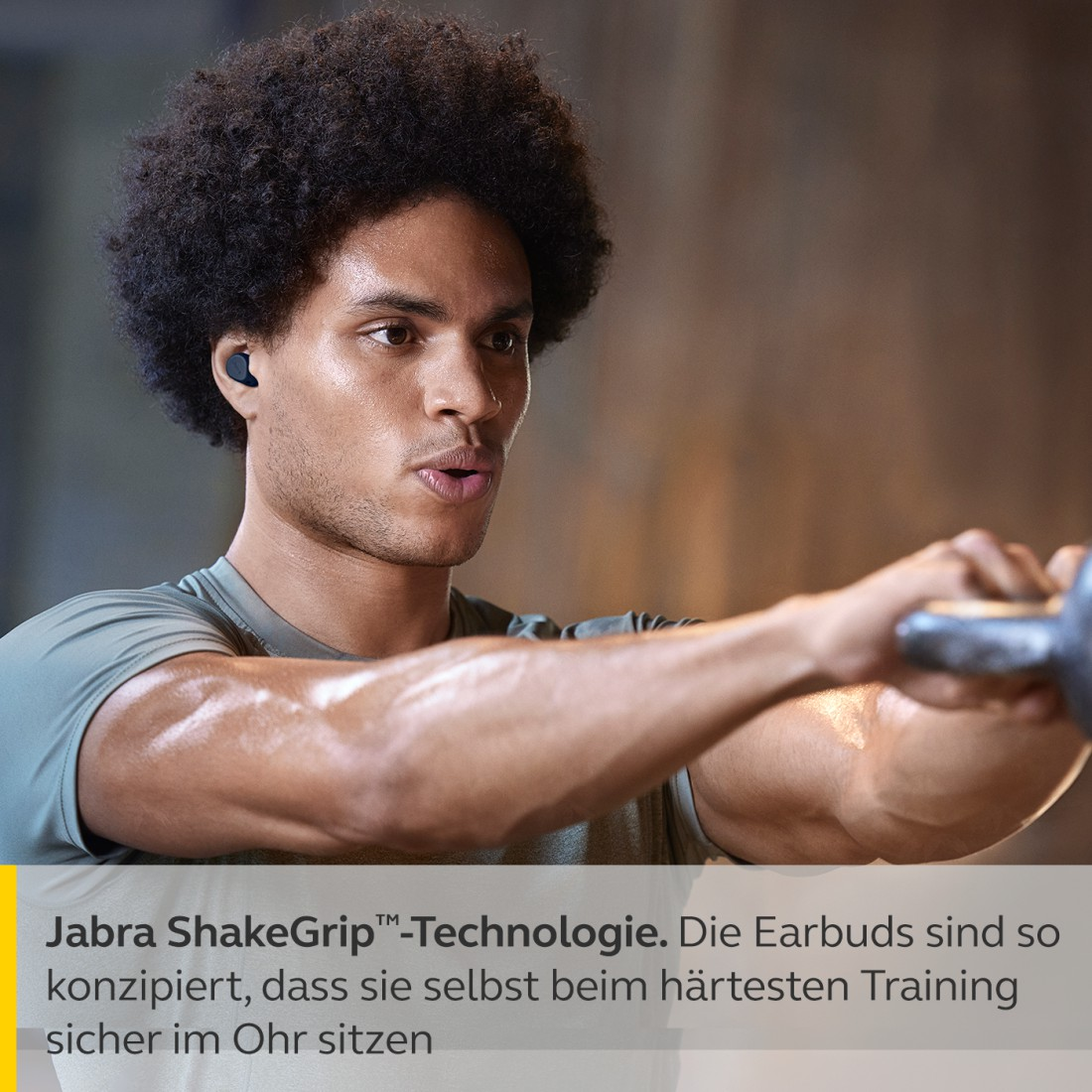 Mann mit Ohrhörern beim Training, Text in deutscher Sprache.