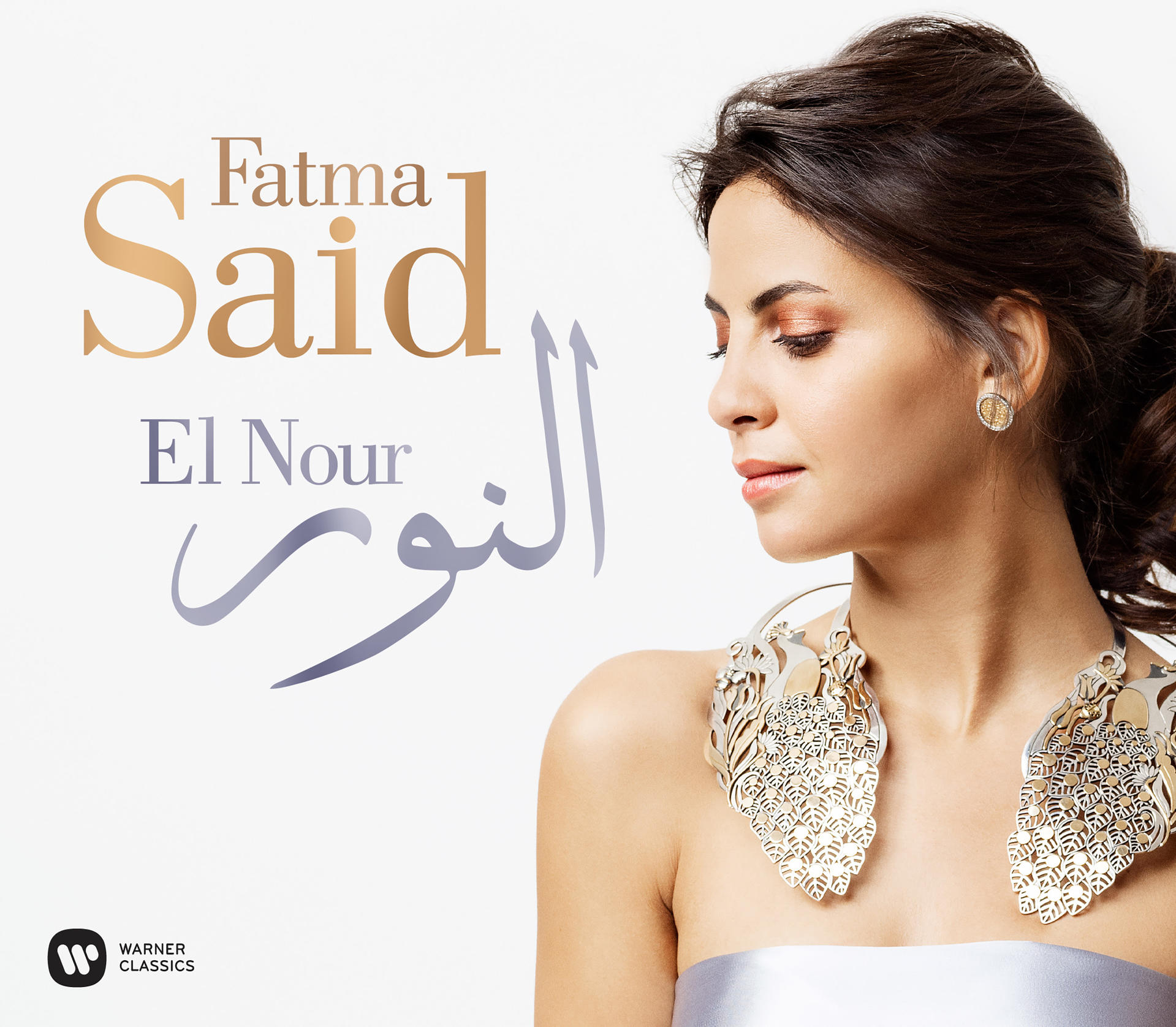 Nő arany ékszerekkel, balra a 'Fatma Said El Nour' szöveg.