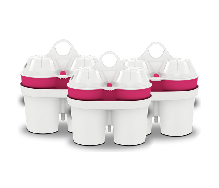 Drei Wasserfilterpatronen in einem Träger. Weiße und rosa Komponenten in einer Reihe.