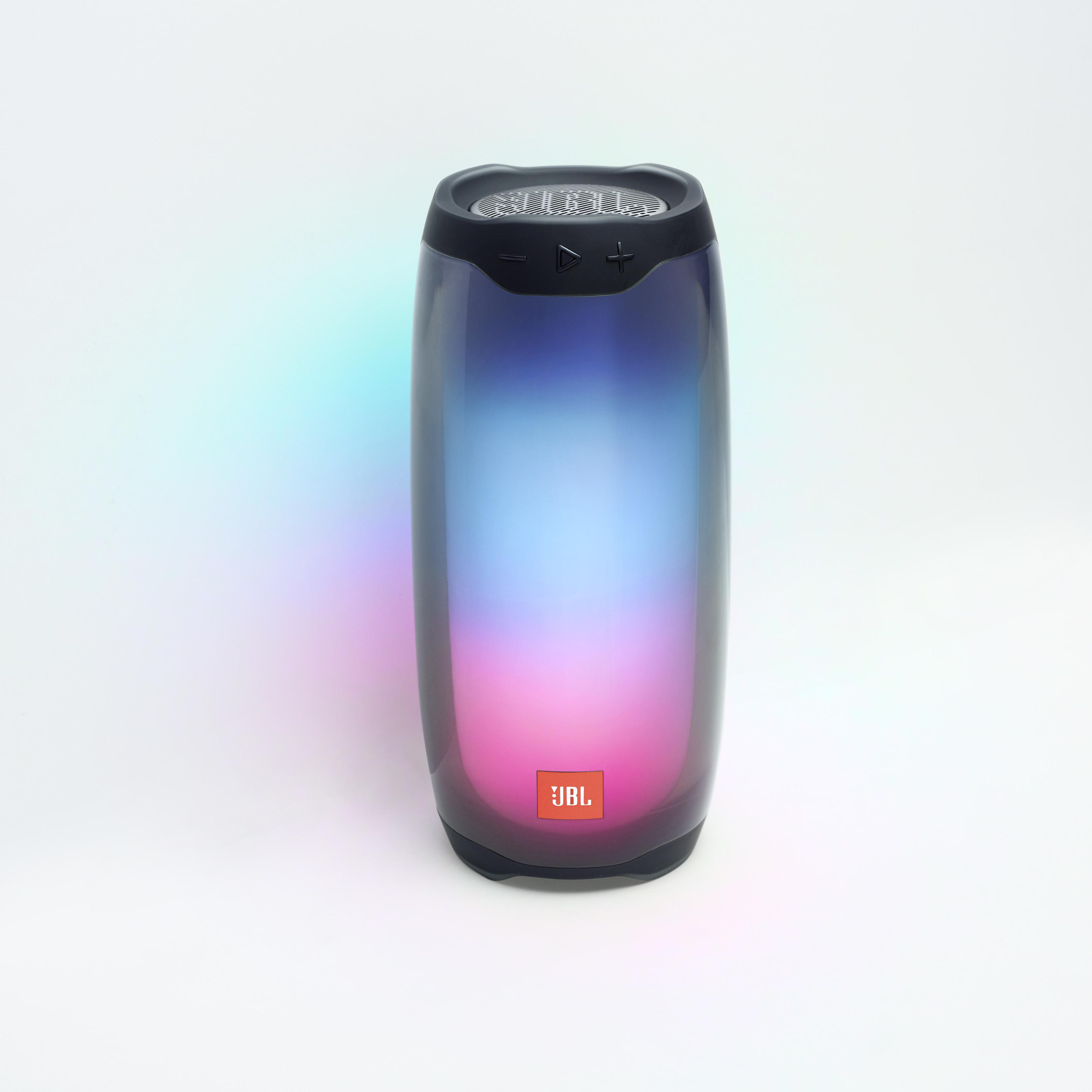 Ein zylindrischer JBL-Lautsprecher mit Farbwechsel, weißer Hintergrund.
