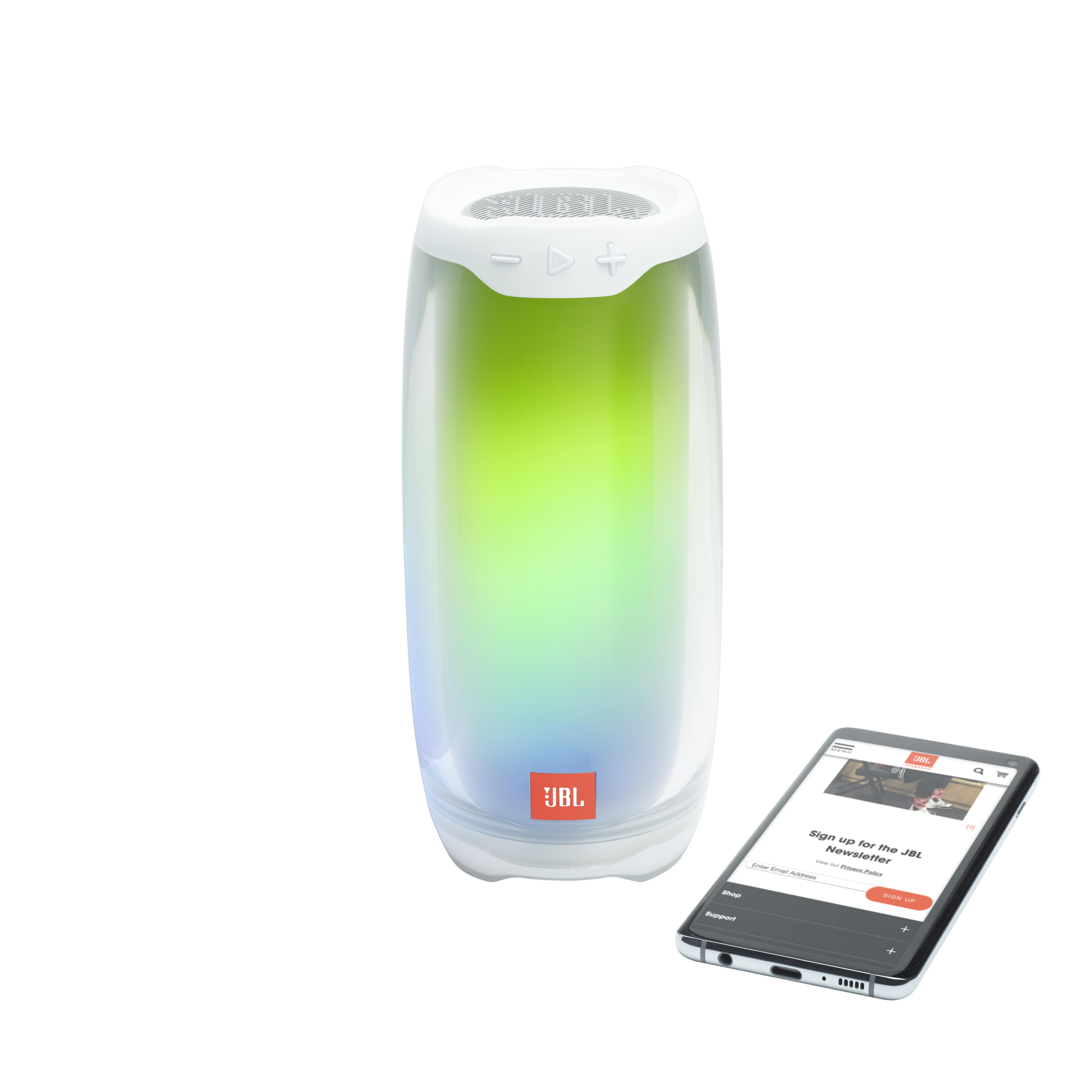 Weißer JBL-Lautsprecher mit Smartphone, das Website zeigt.