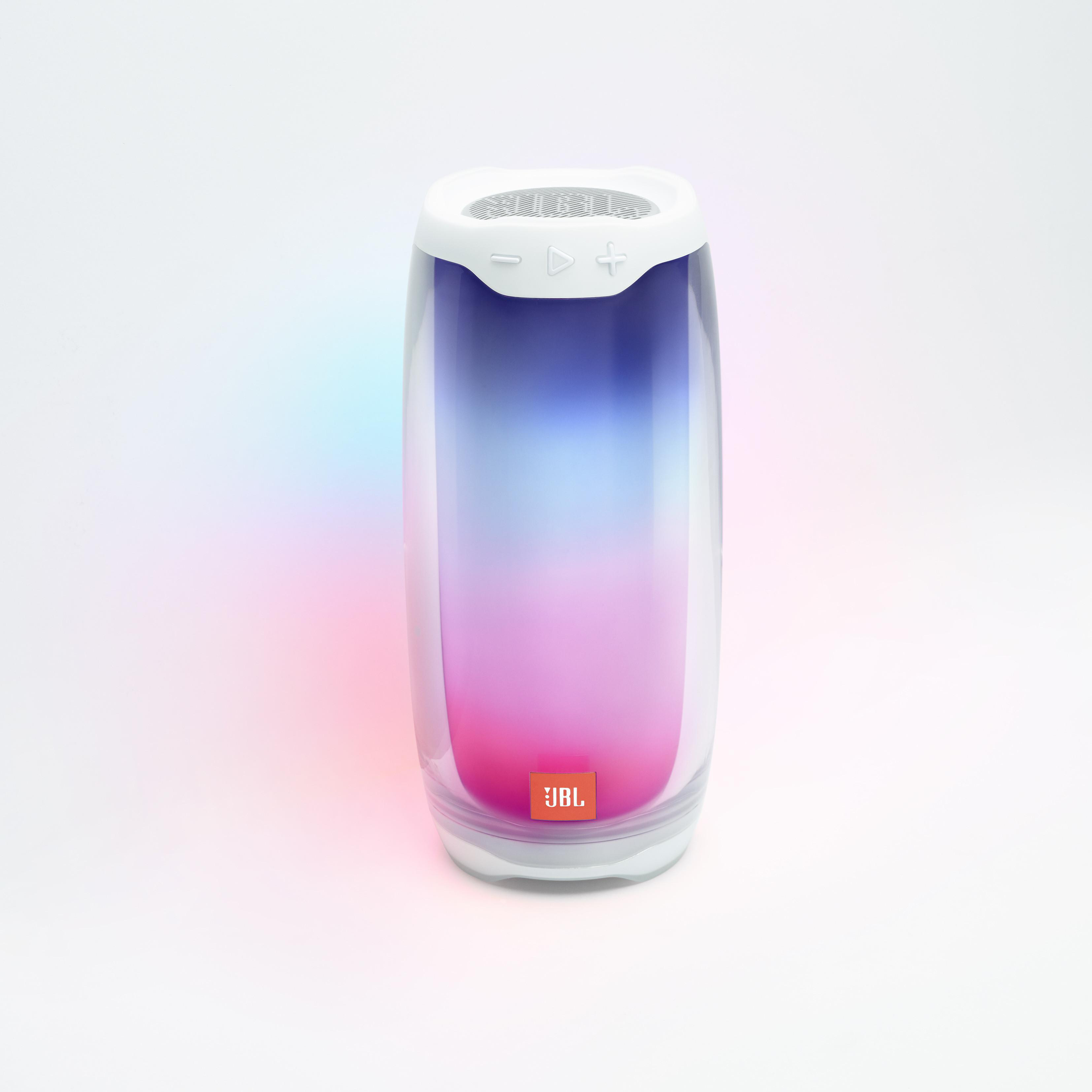 Ein weißer und transparenter Lautsprecher mit bunten Lichtern und JBL-Logo.