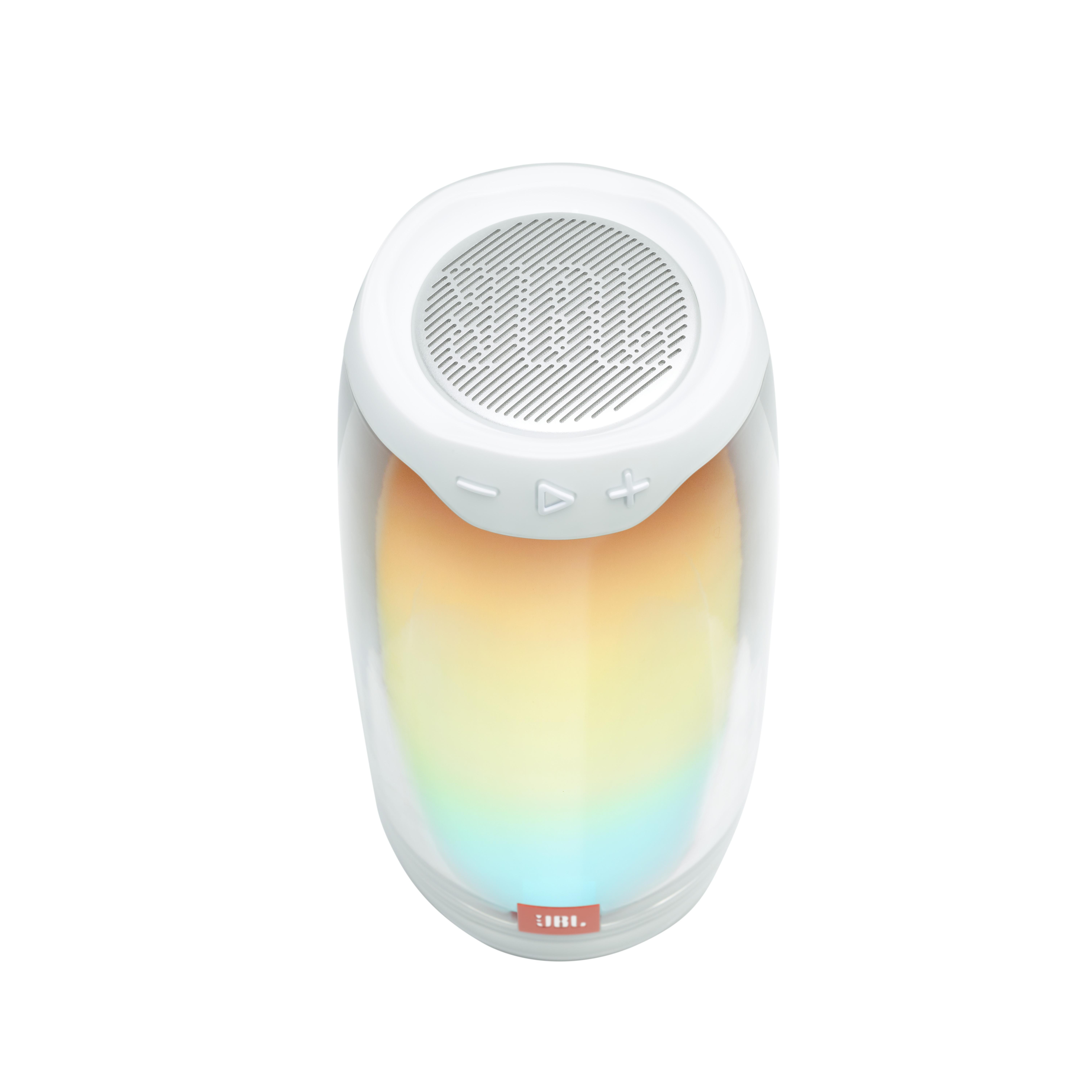 Ein weißer JBL-Lautsprecher mit farbigem Licht, das aus der Mitte kommt, Draufsicht auf weißem Hintergrund.