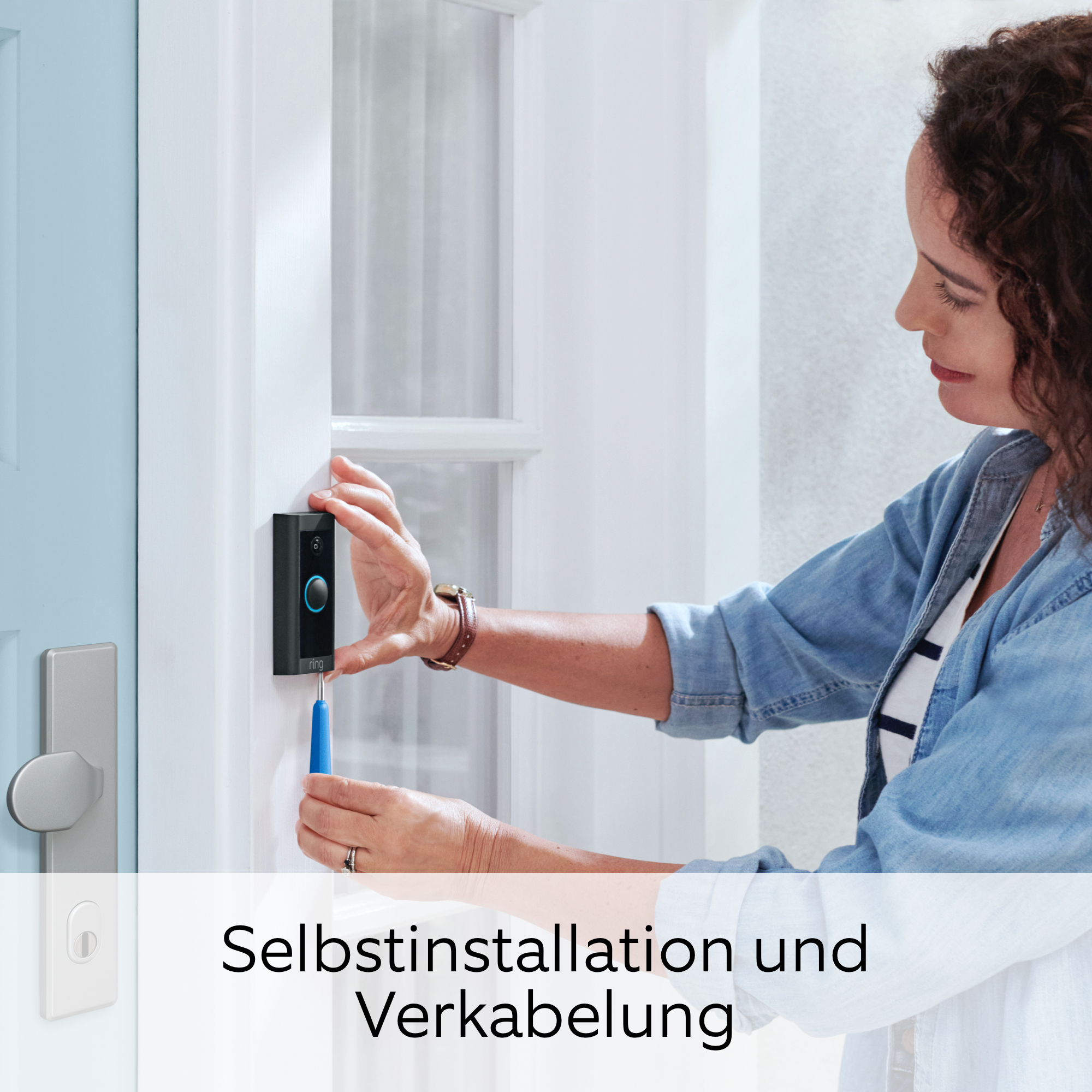 Frau installiert schwarze Ring-Türklingel mit Schraubendreher. Text sagt 'Selbstinstallation und Verkabelung'.