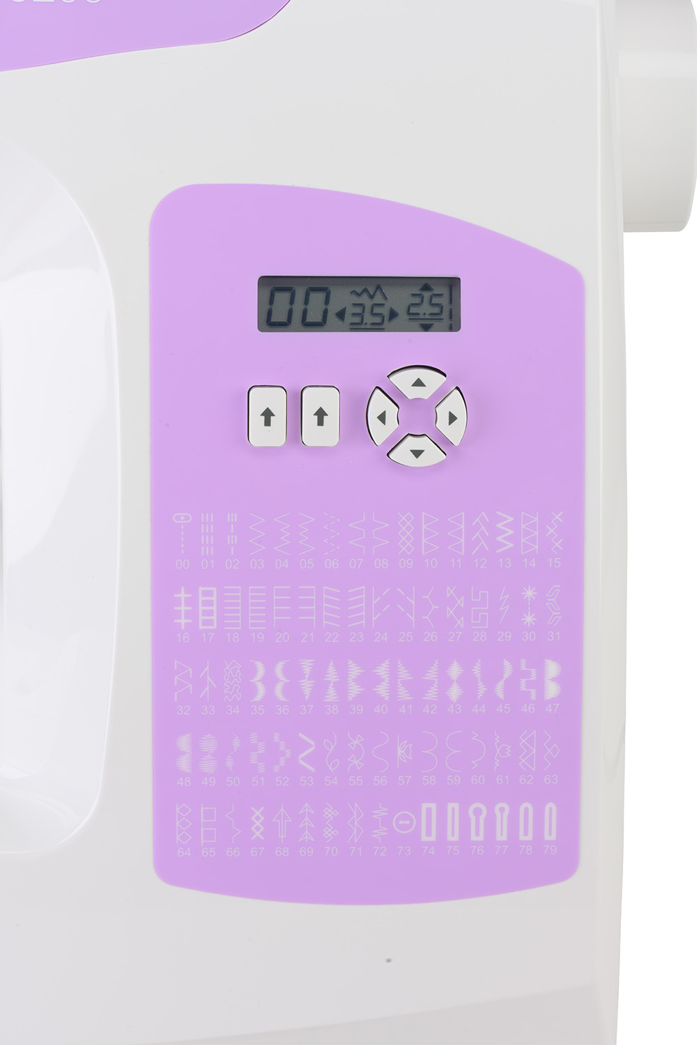 Een bedieningspaneel van een naaimachine. Het heeft een digitaal display, pijlknoppen en steekpatroon-iconen.