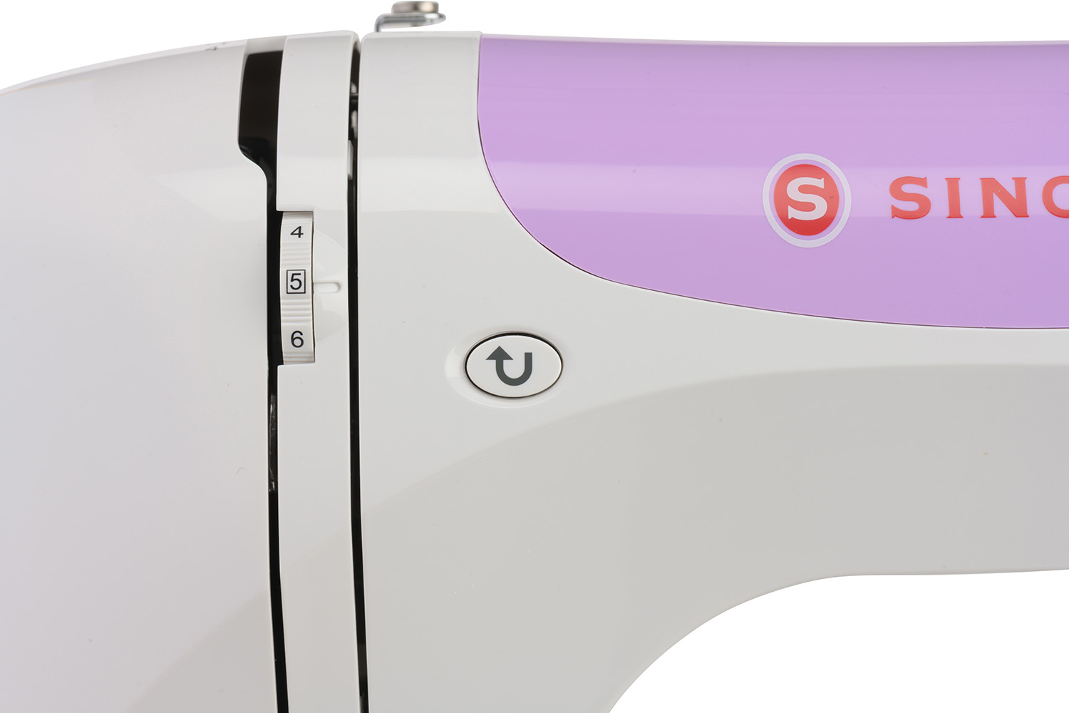 Close-up van een witte naaimachine met een paarse bovenkant. De steeklengteknop is zichtbaar.