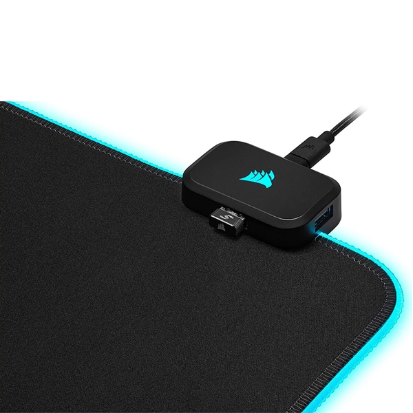 Zwart muismat met een blauwe lichtrand, en een zwarte USB-hub met een logo en een USB-connector.