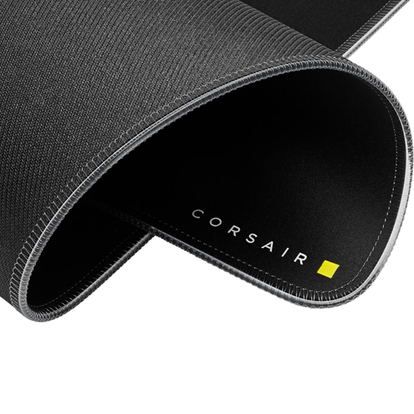 Zwart en grijze muismat met het woord CORSAIR en een gele vierkant.