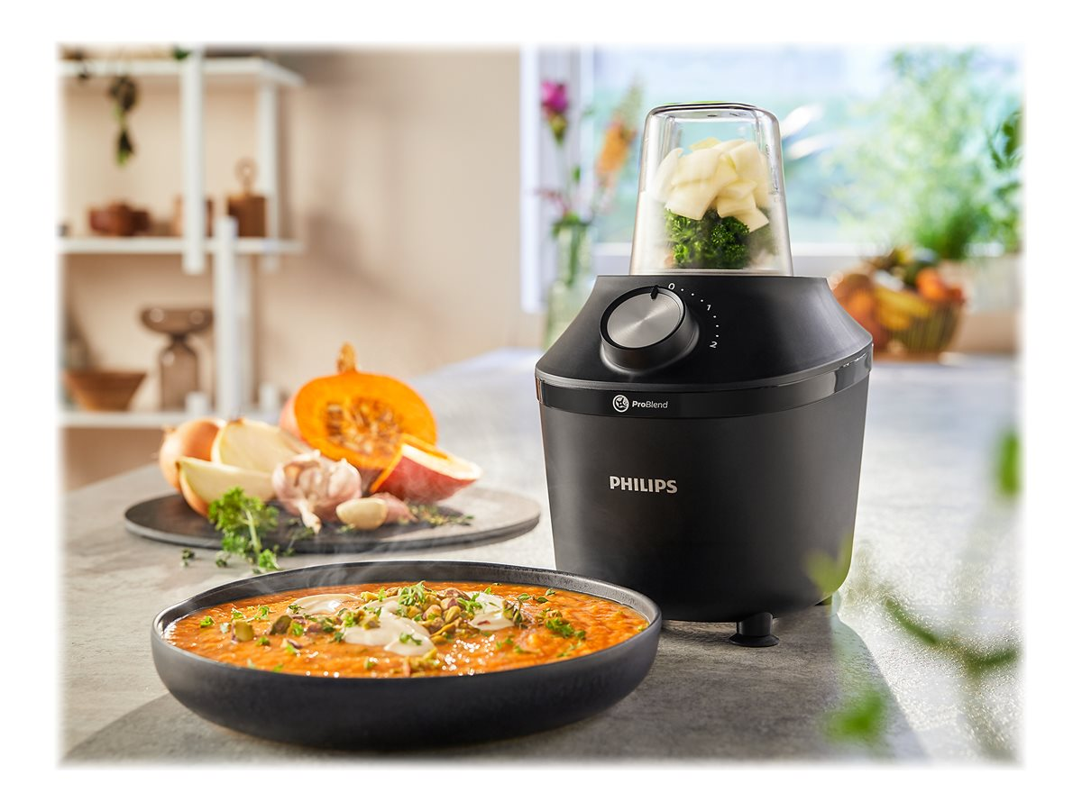 Mixer mit einem Glasbehälter und einer Schüssel mit Essen.