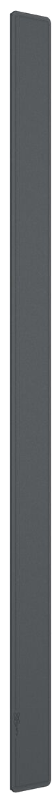 Un grand panneau métallique gris foncé. Fond noir.
