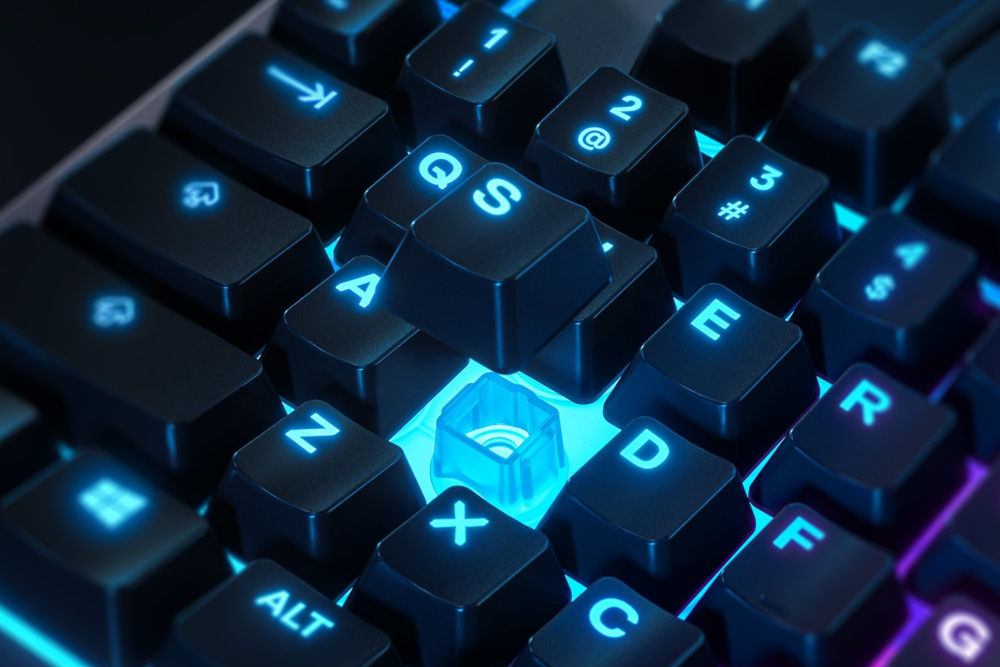 Close-up van een toetsenbord met blauw verlichte toetsen, de Q-, S- en E-toetsen zijn gemarkeerd.