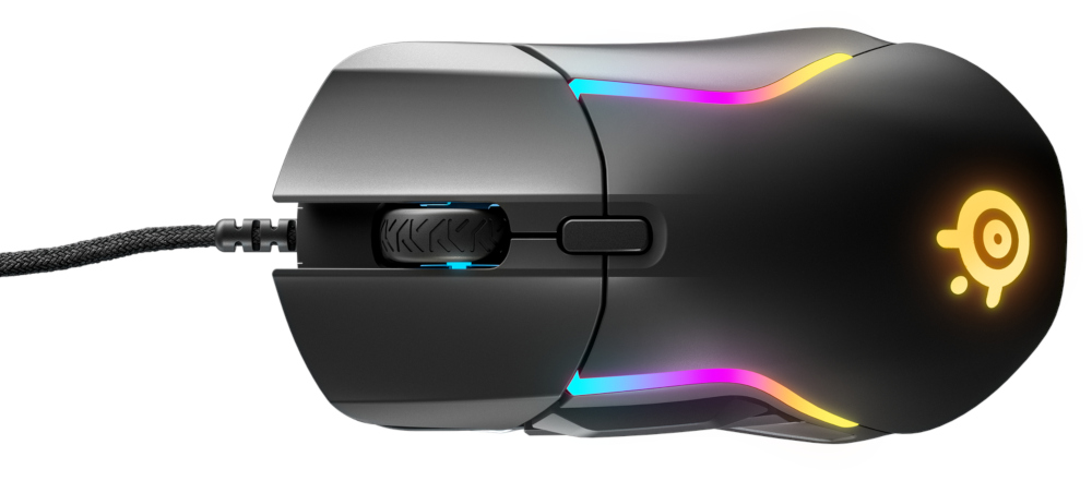Une souris d'ordinateur noire avec un câble texturé et des accents lumineux. Elle est sur fond blanc.