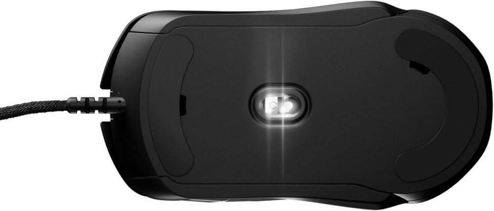 Une souris d'ordinateur noire, vue d'en bas, montrant son capteur et son cordon.