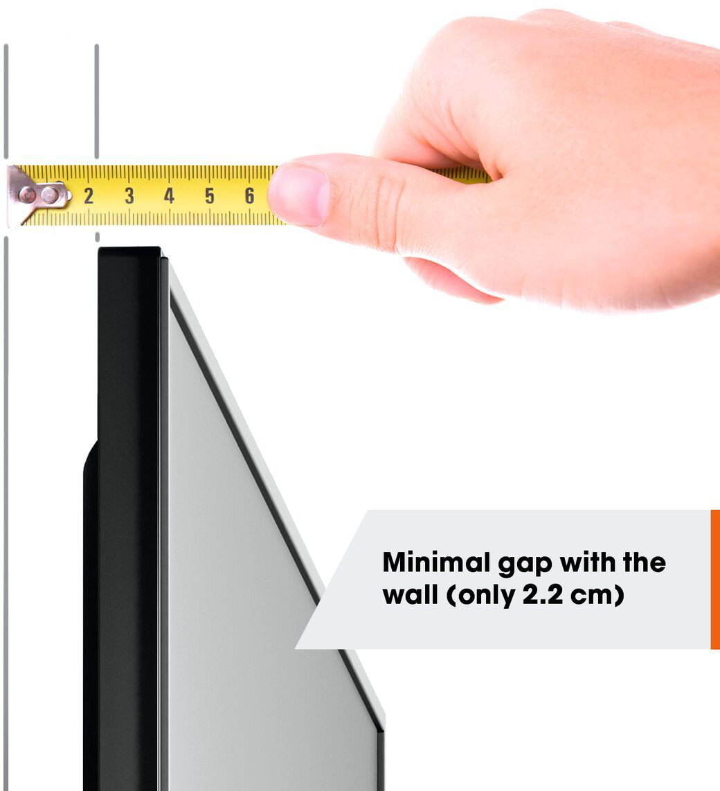 Eine Hand hält ein Maßband an einer Wand und zeigt einen minimalen Abstand von 2,2 cm.