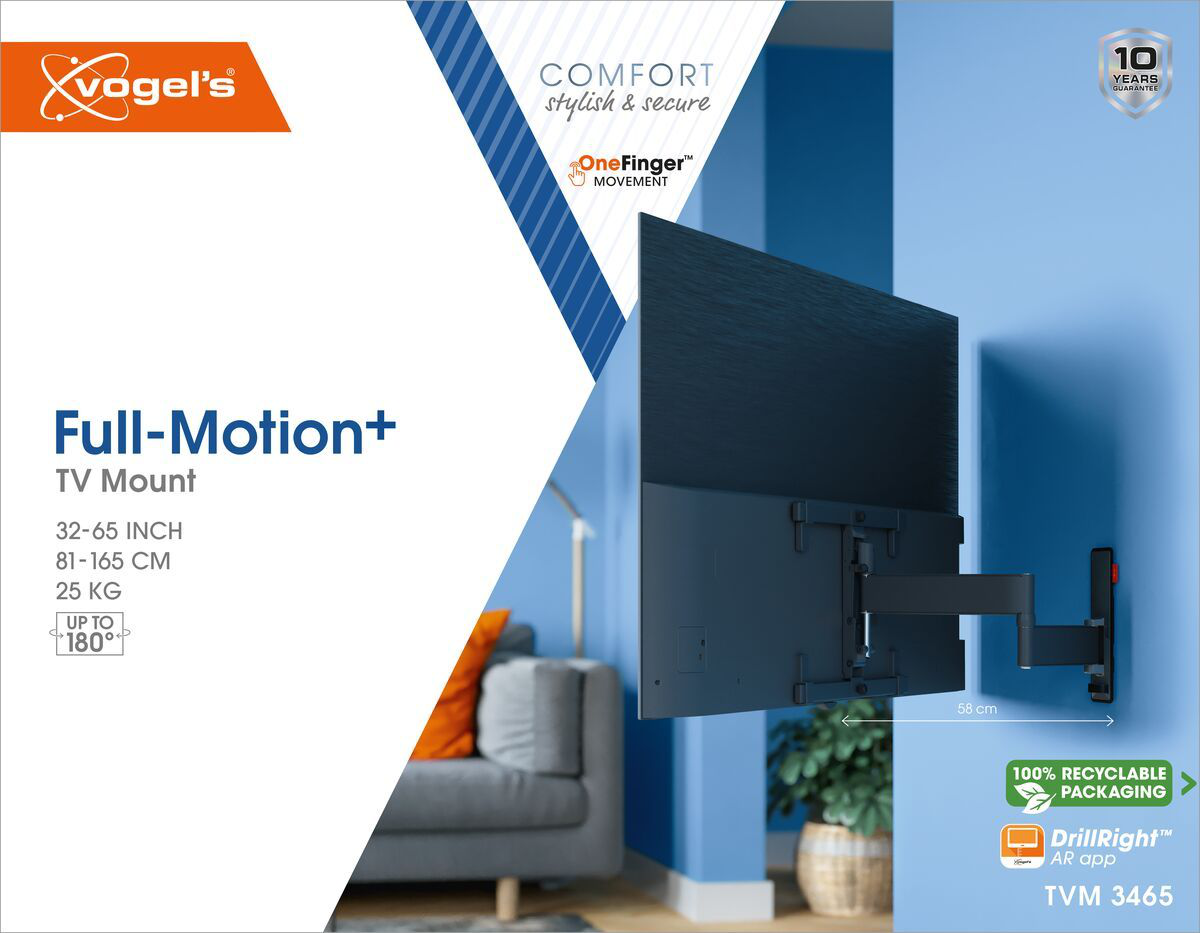 Full-Motion+ TV-Halterung an blauer Wand, Text und Sofa links.