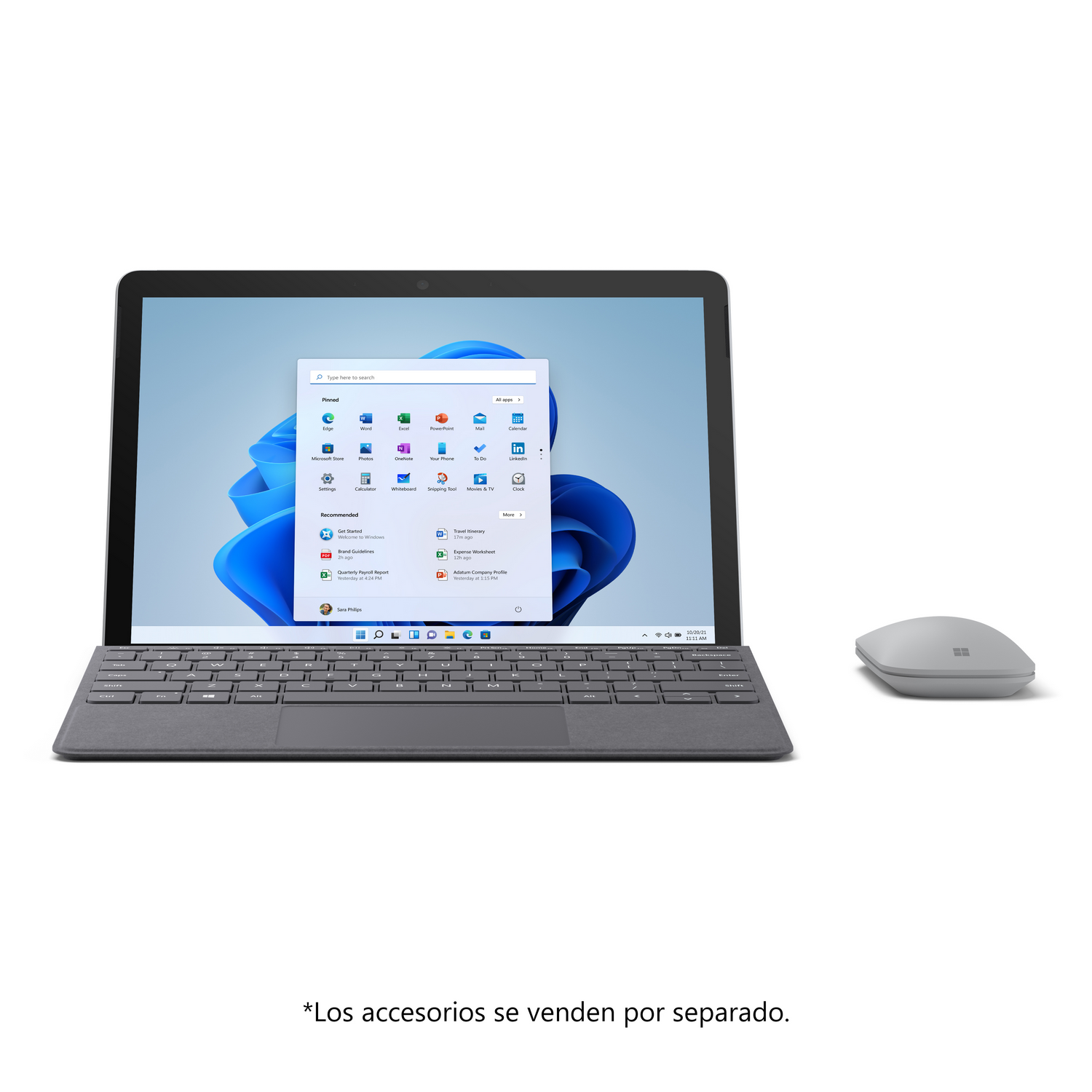 Portátil y ratón sobre una mesa. La pantalla del portátil tiene una interfaz de Windows 11.