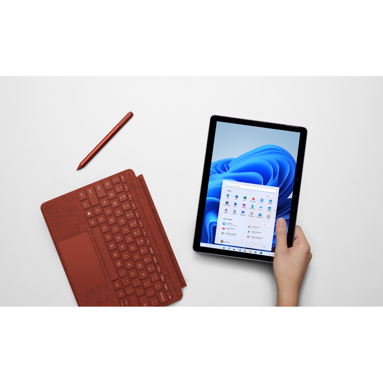 Teclado y lápiz rojo, una tableta con interfaz de Windows.