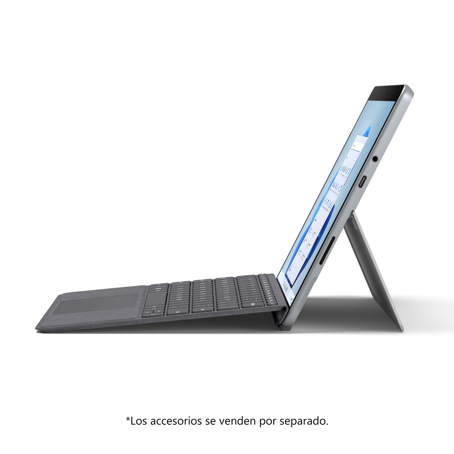 Laptop en un soporte. La pantalla muestra la interfaz de Windows 11. El teclado está conectado. Fondo blanco.