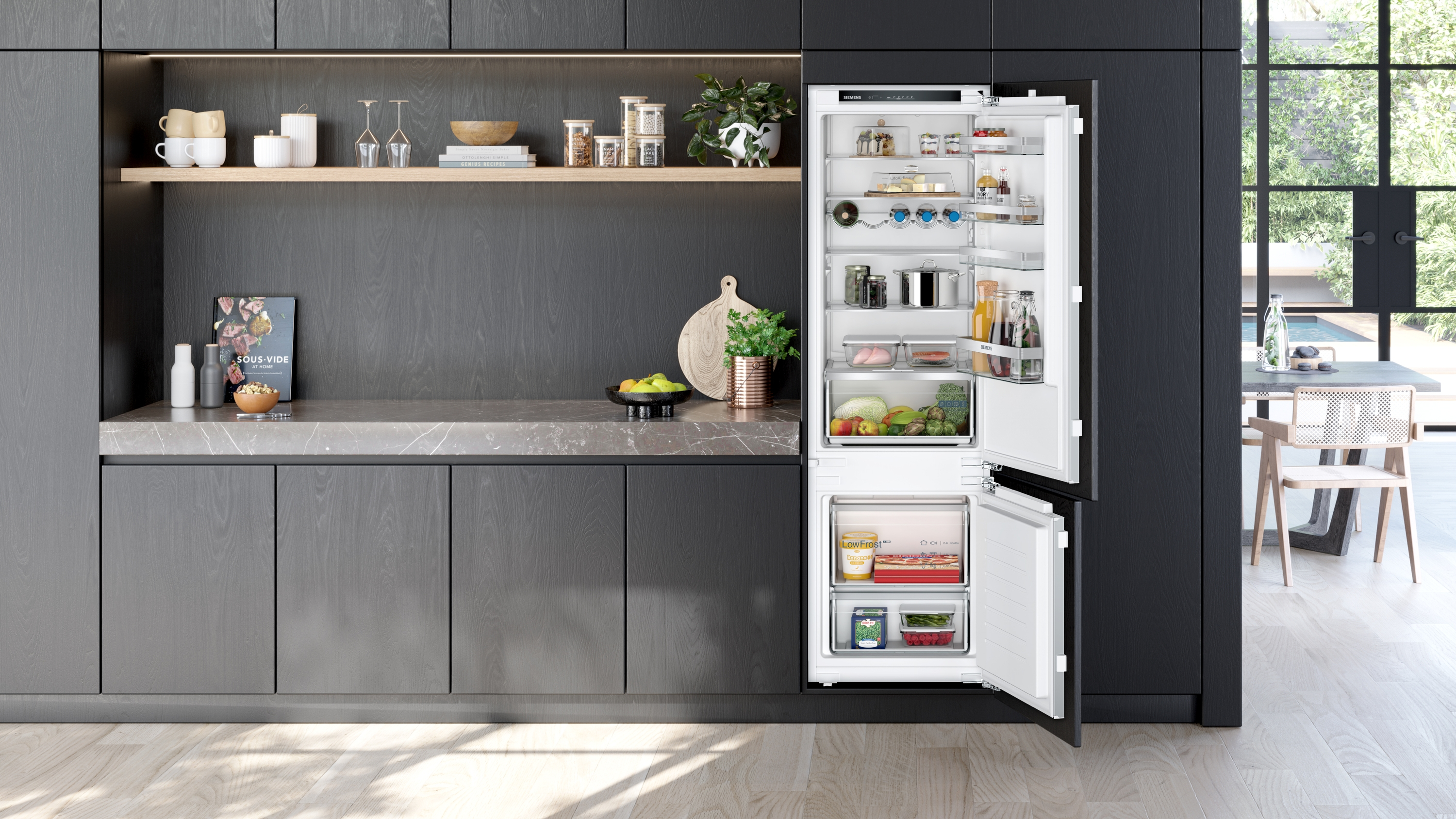Moderne Küche mit Kühlschrank. Der Kühlschrank ist geöffnet und zeigt Regale mit Lebensmitteln.