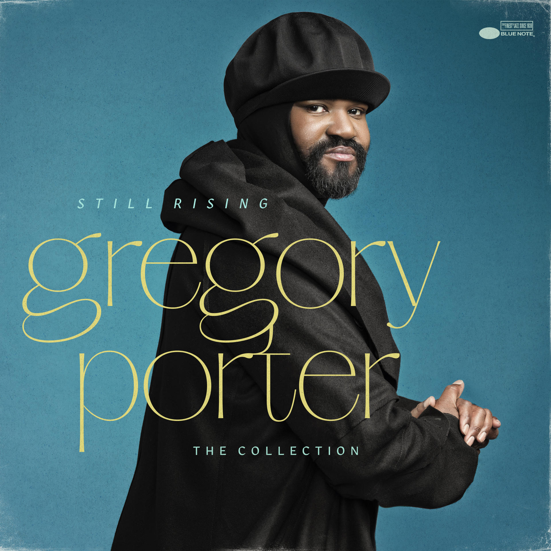 Gregory Porter 'Still Rising' című albumának borítója. Porter fekete kabátban és kalapban, kék háttérrel.