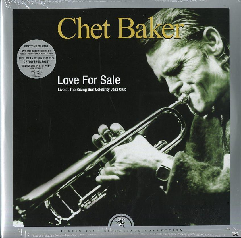 Chet Baker bakelit lemez. A borítón egy fotó látható trombitálás közben. A háttér fekete.