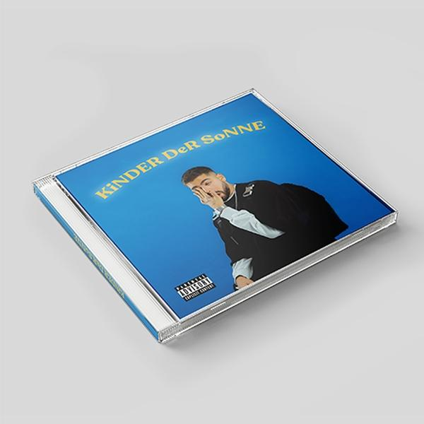 CD-Hülle mit Albumcover: Mann in schwarzer Jacke vor blauem Hintergrund.