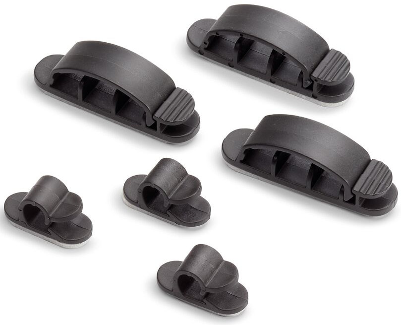Zes zwarte kabelclips. Twee sets van drie, met zelfklevende pads. Ze zijn in verschillende maten, op een witte achtergrond.