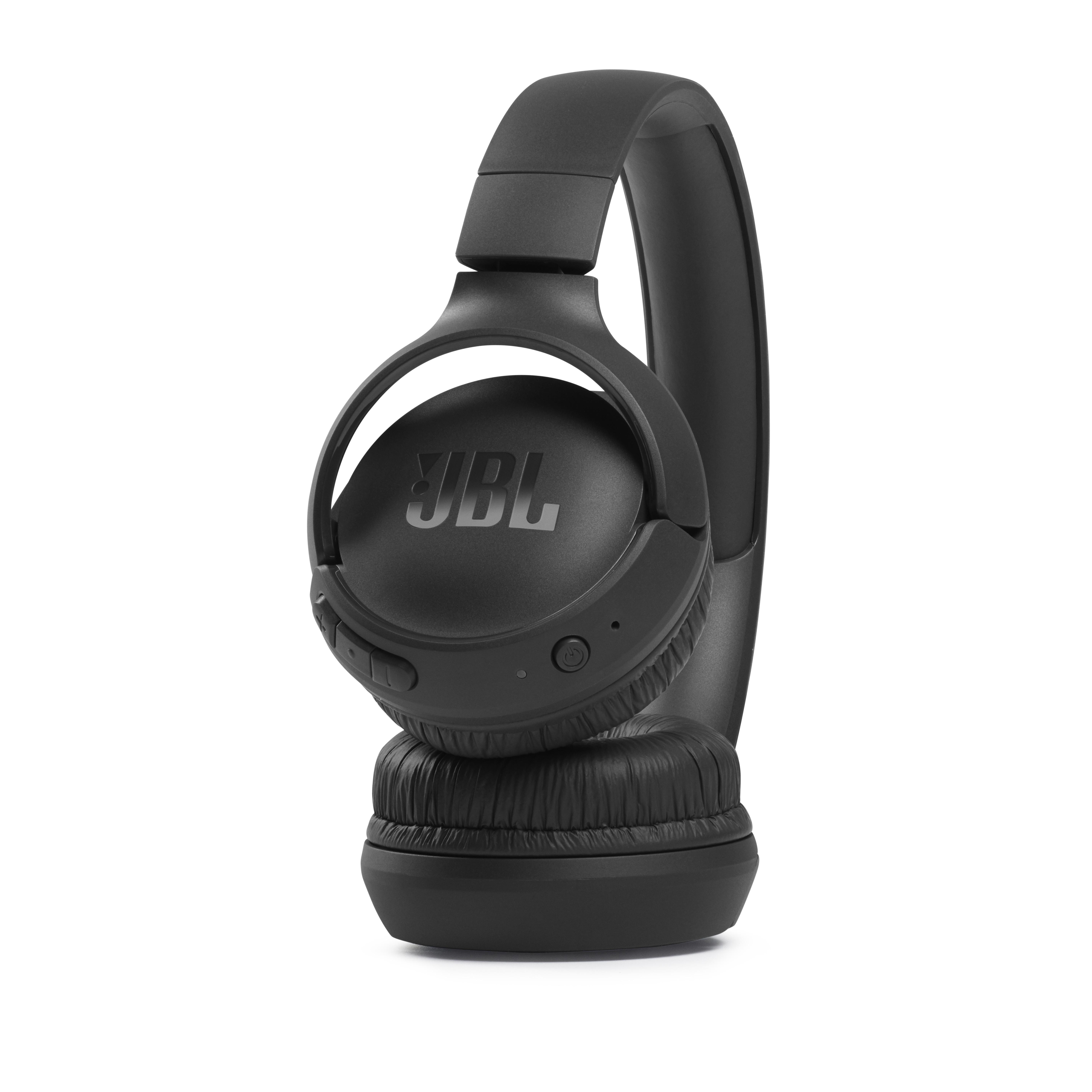Schwarze JBL-Kopfhörer, von vorne gesehen, Ohrmuscheln eingeklappt.