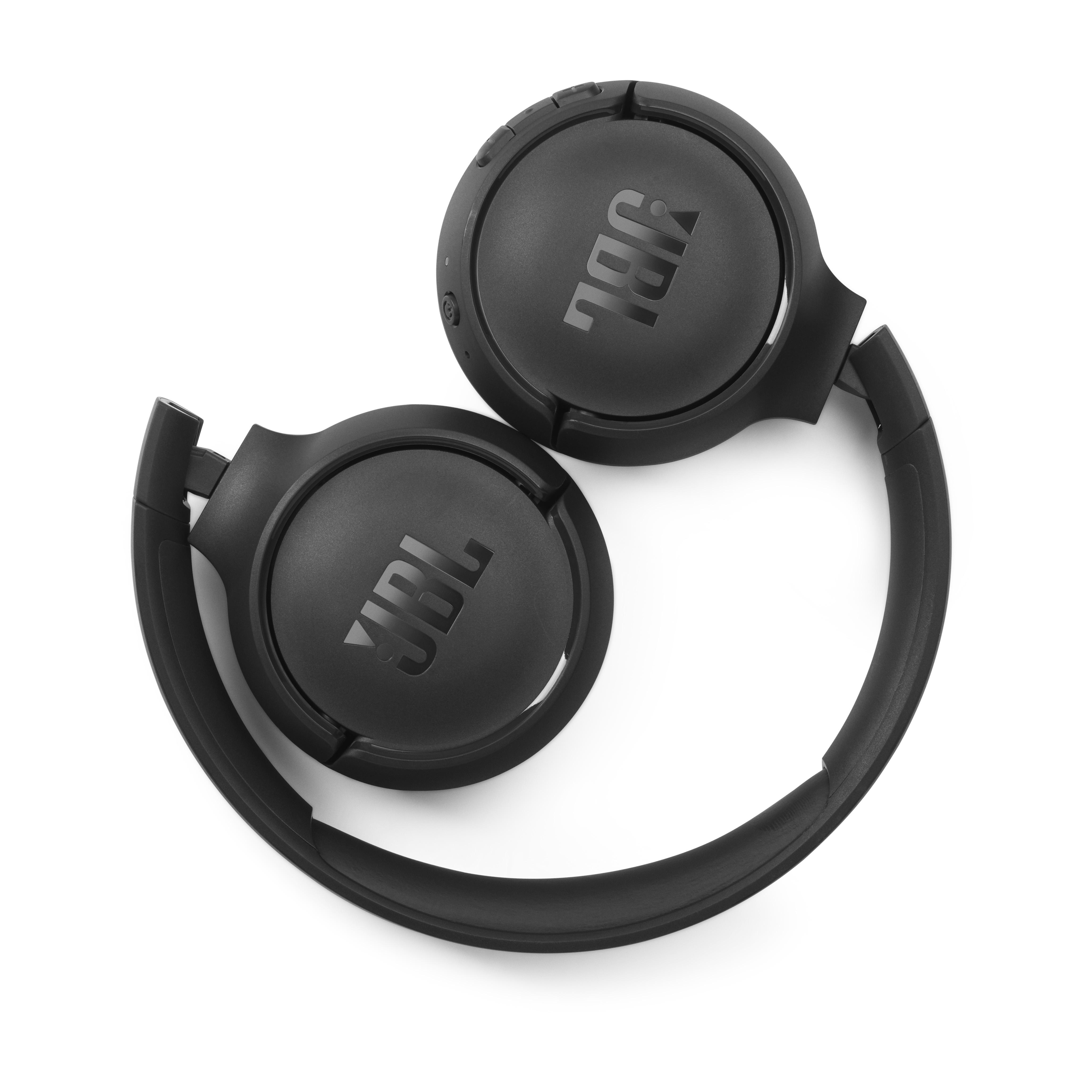 Schwarzer JBL-Kopfhörer, zusammengeklappt, auf weißem Hintergrund. JBL-Logos sichtbar.