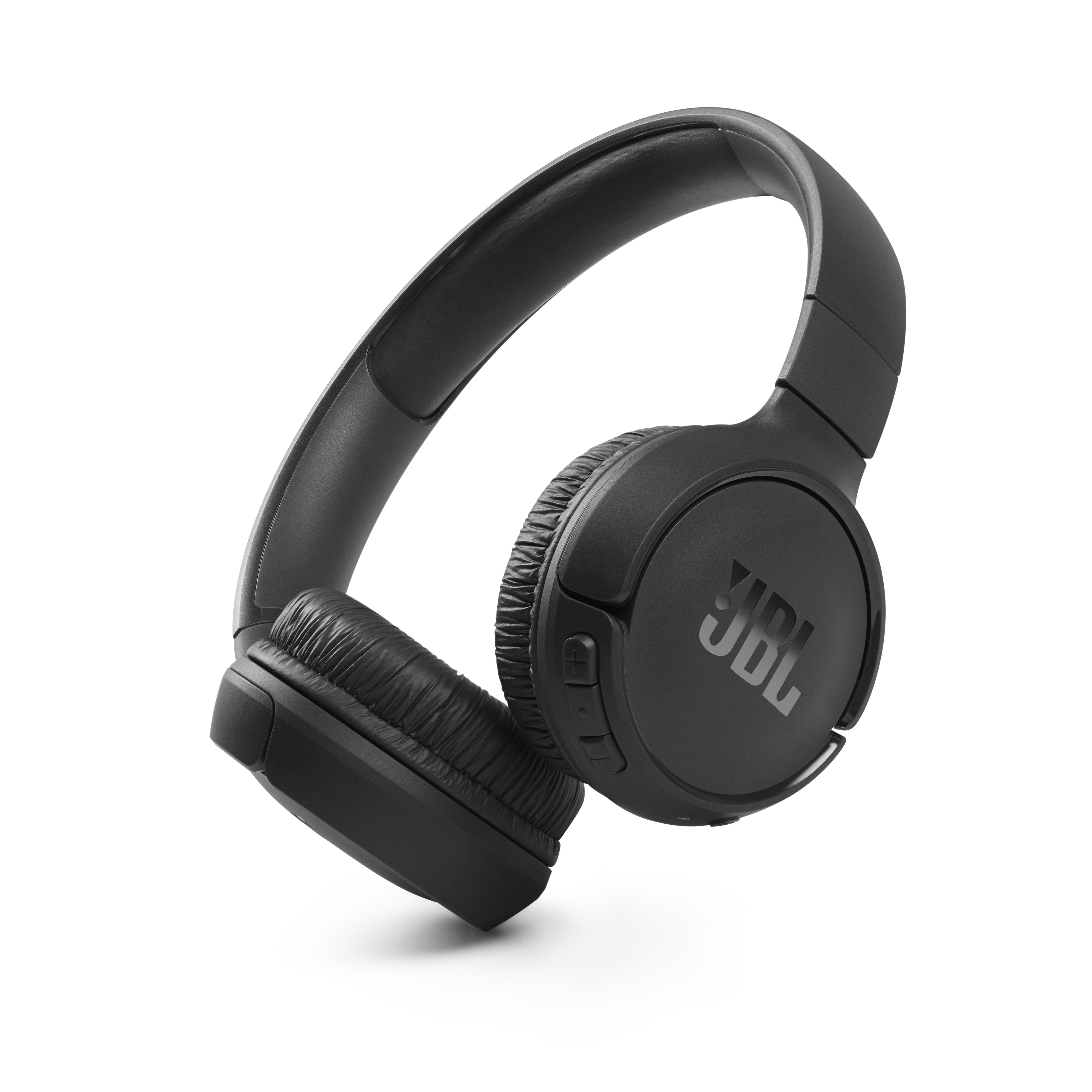 Schwarze JBL-Kopfhörer, nach oben geneigt, auf weißem Hintergrund.