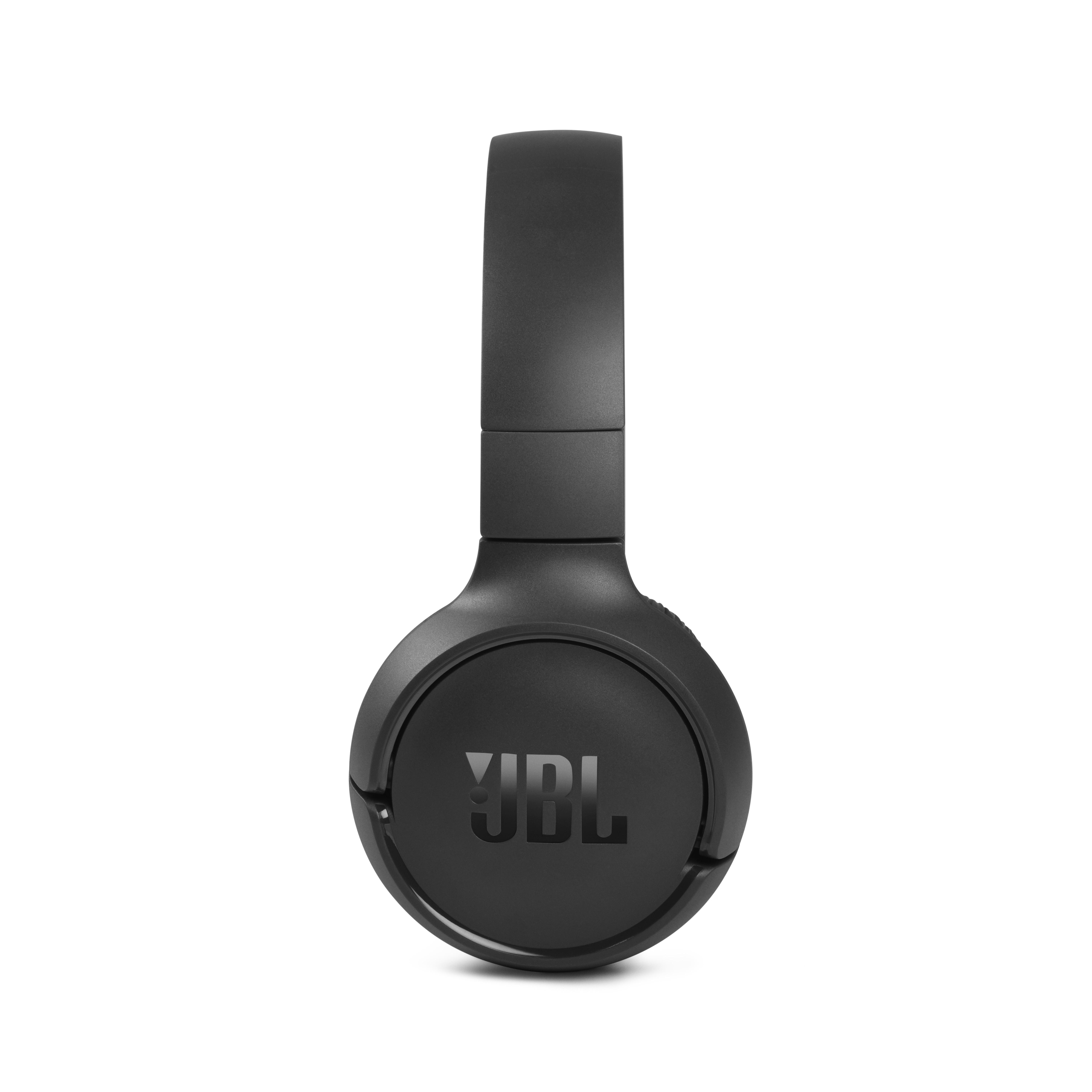 Schwarze JBL-Kopfhörer mit deutlich sichtbarem JBL-Logo.