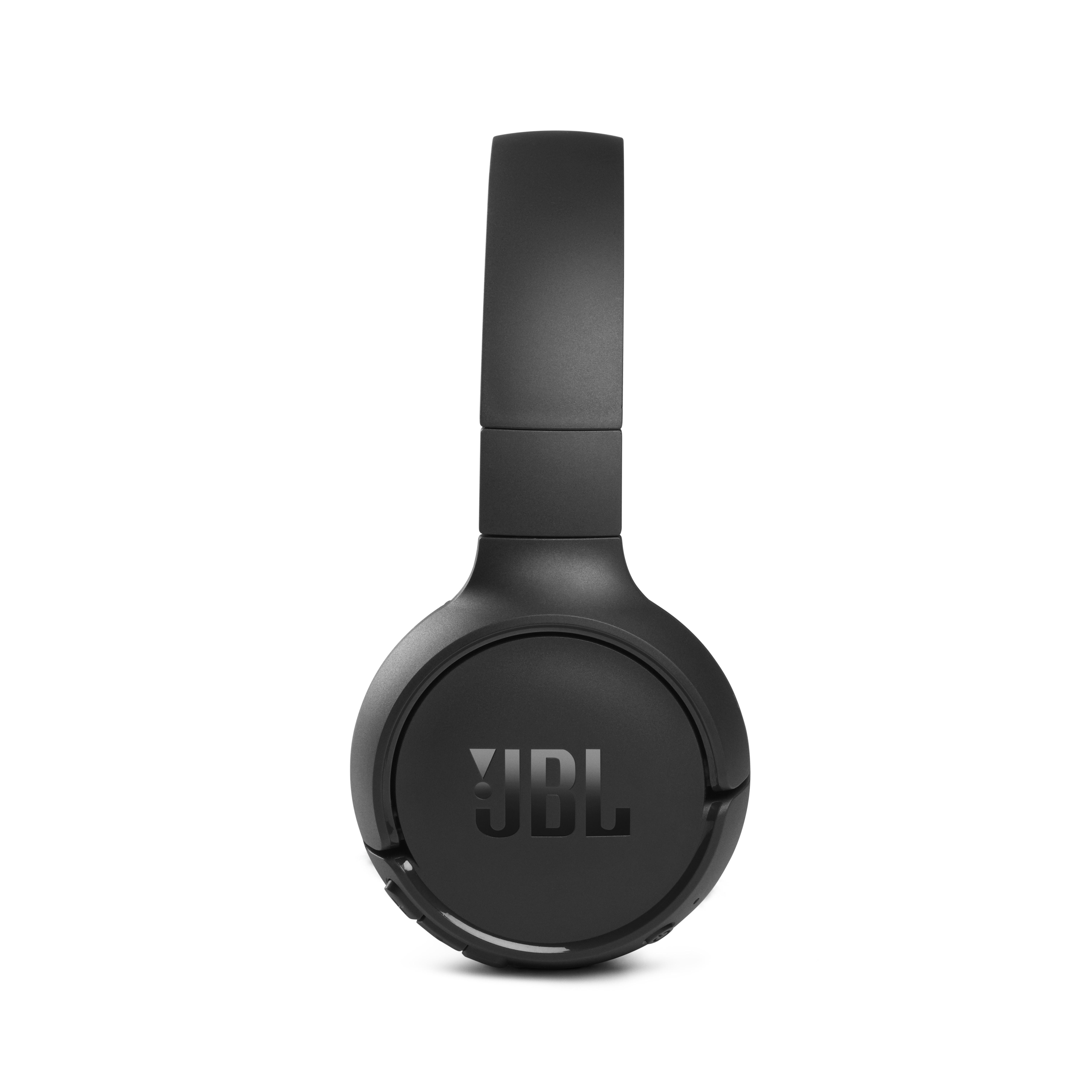 Schwarzer JBL-Kopfhörer, mit dem Markenlogo in der Mitte der Ohrmuschel.