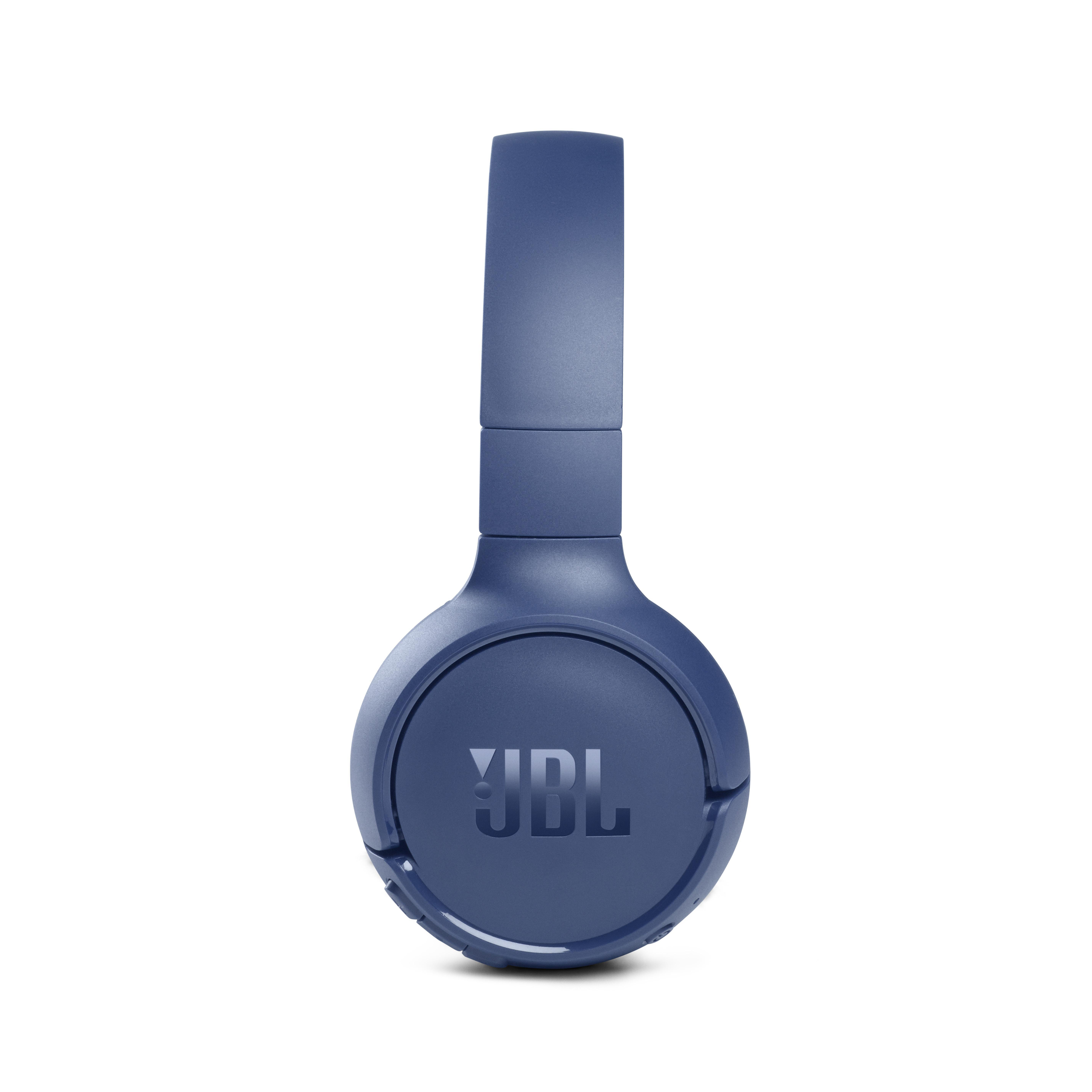 Blaue JBL-Kopfhörer, von vorne gesehen, mit dem JBL-Logo auf der Ohrmuschel.