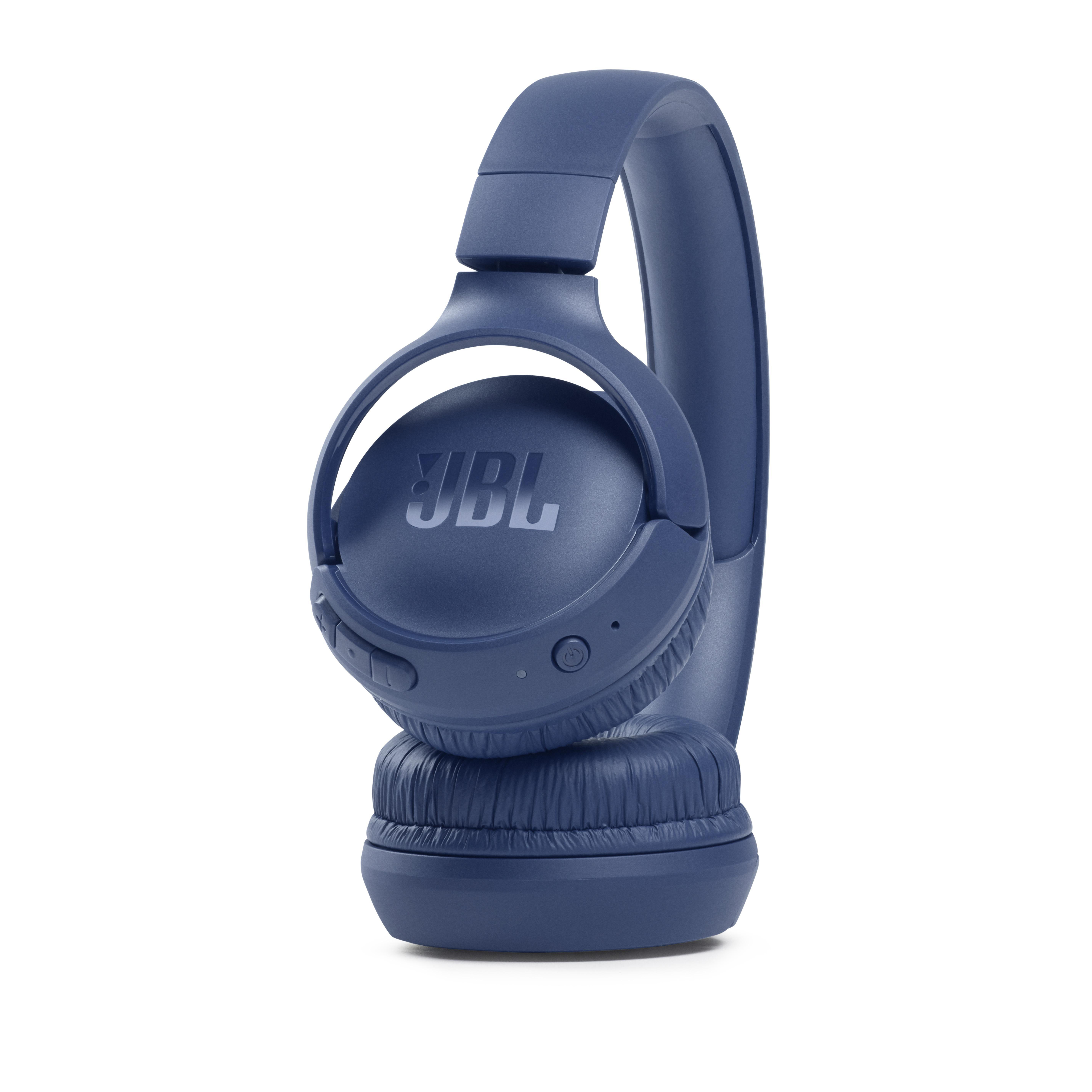 Blaue JBL Kopfhörer, zusammengeklappt, auf weißem Hintergrund.