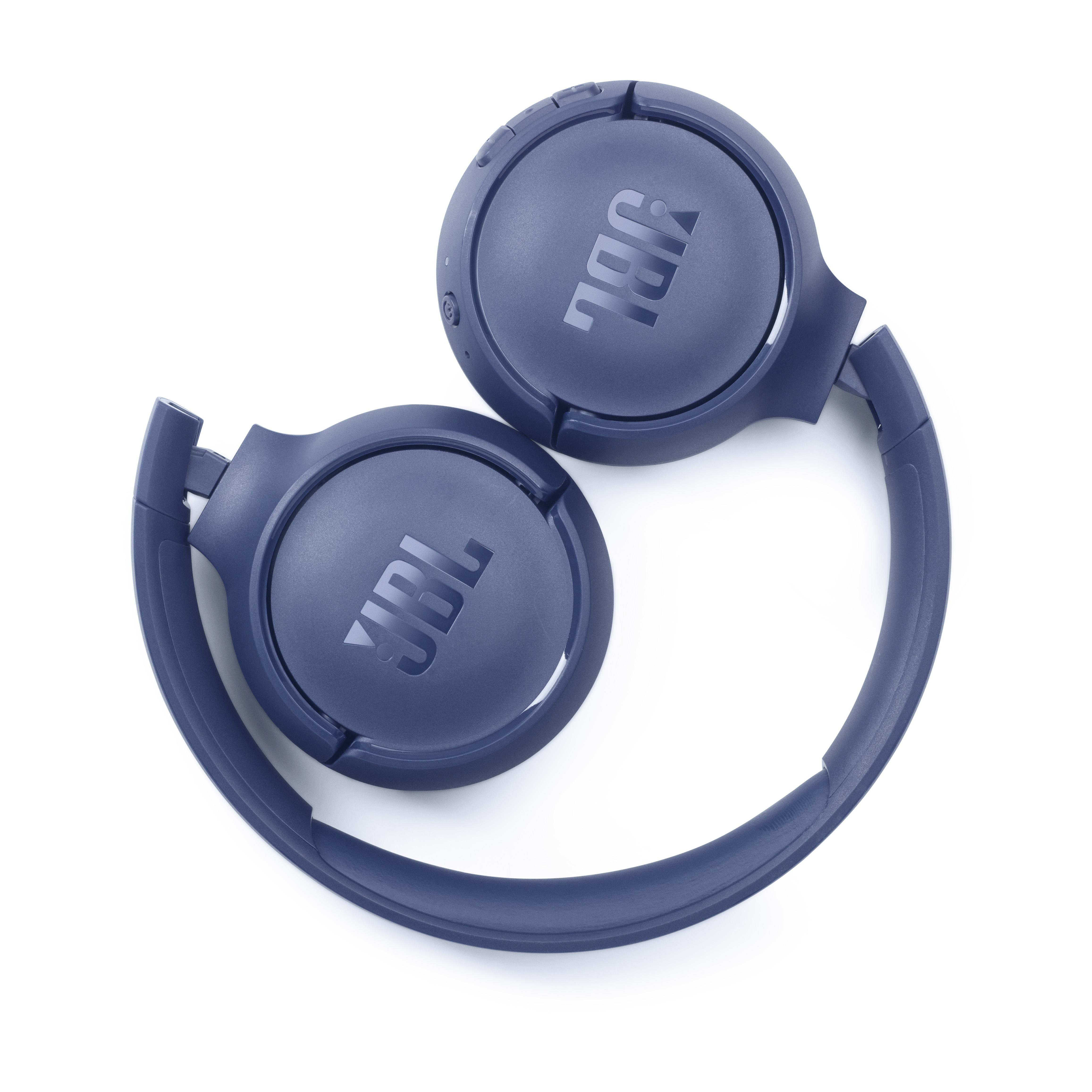 Blaue JBL-Kopfhörer in gefalteter Position auf weißer Oberfläche.