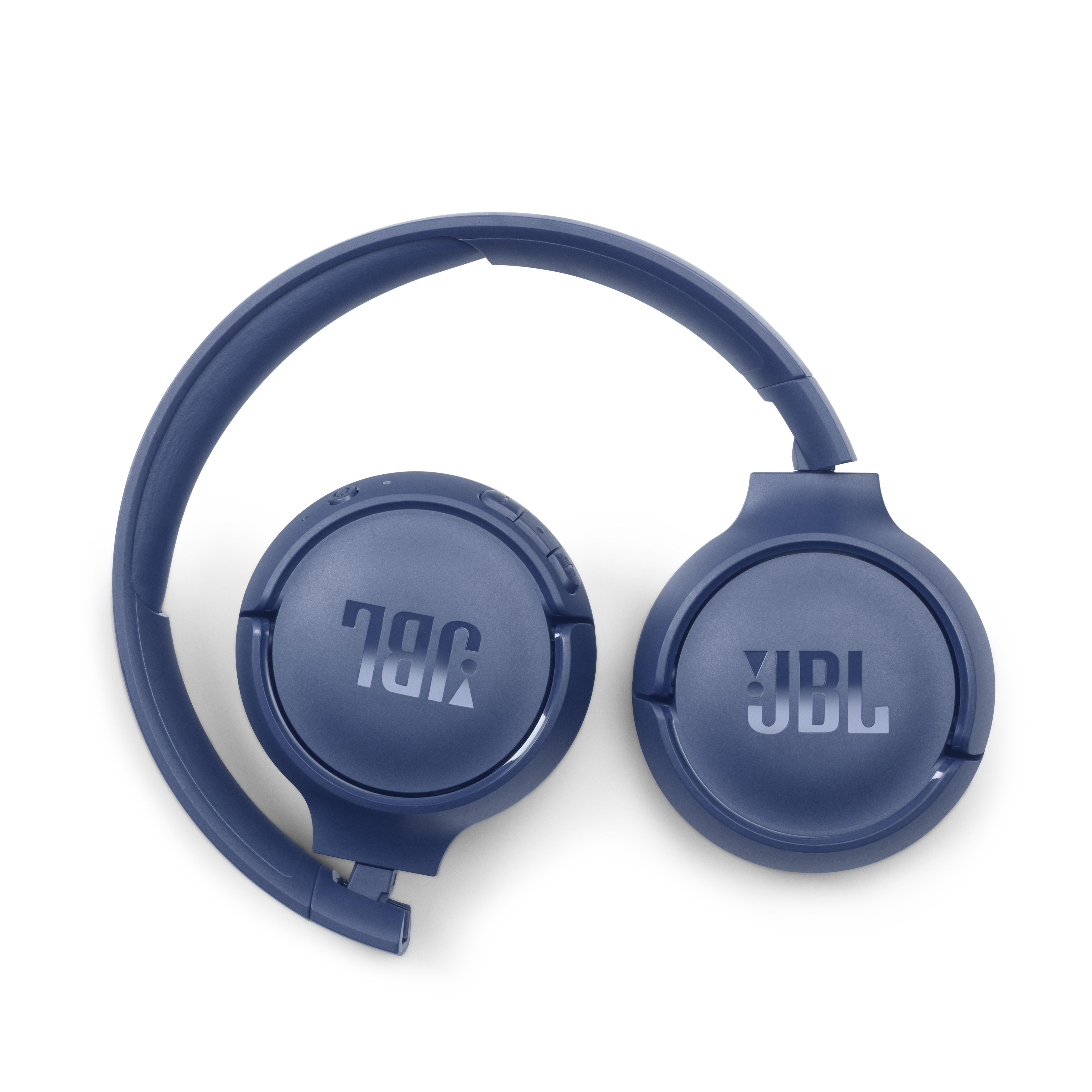Blaue JBL-Kopfhörer ausgeklappt. Das JBL-Logo ist auf jeder Ohrmuschel sichtbar.