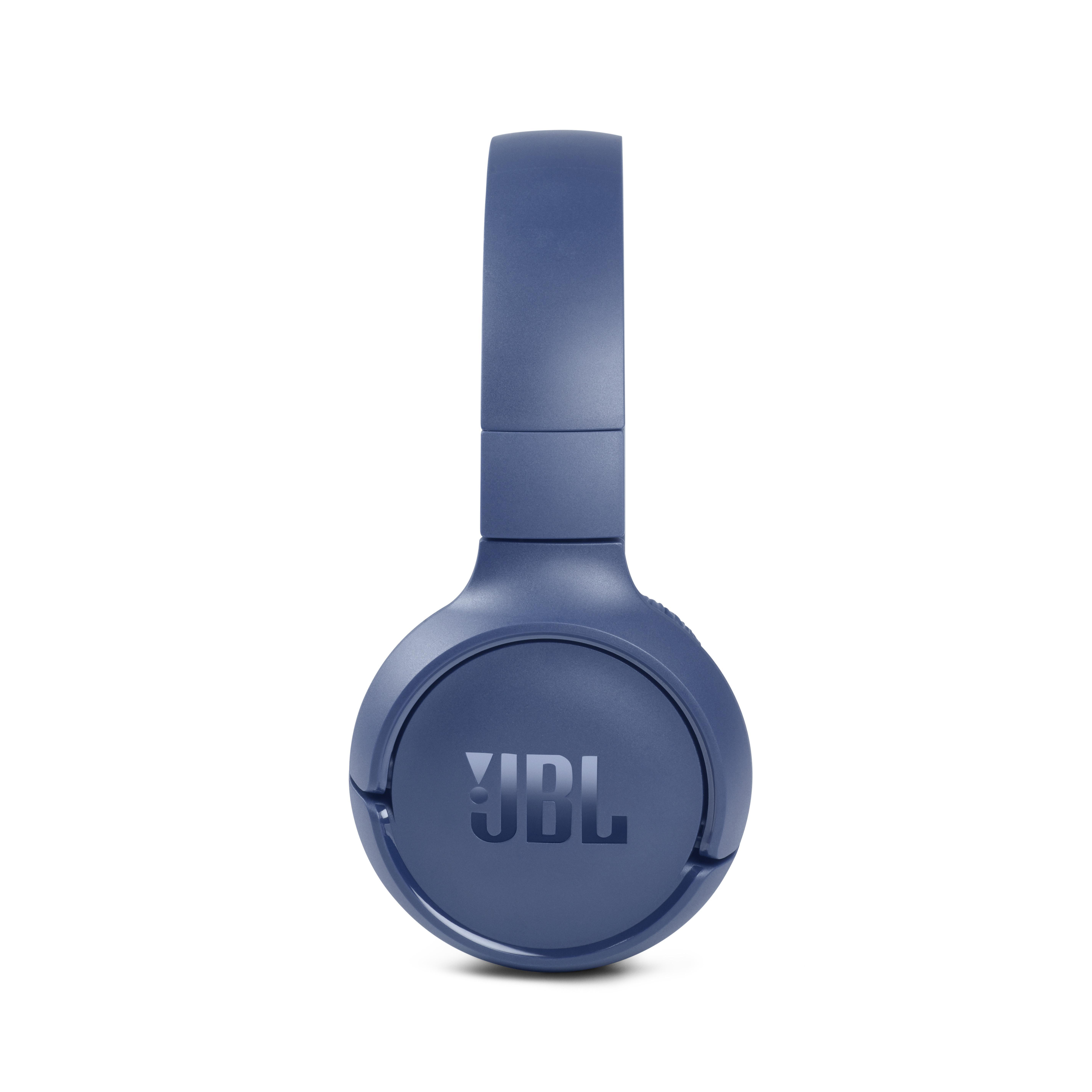 Blaue JBL-Kopfhörer, Vorderansicht, isoliert auf weißem Hintergrund. Das JBL-Logo ist sichtbar.