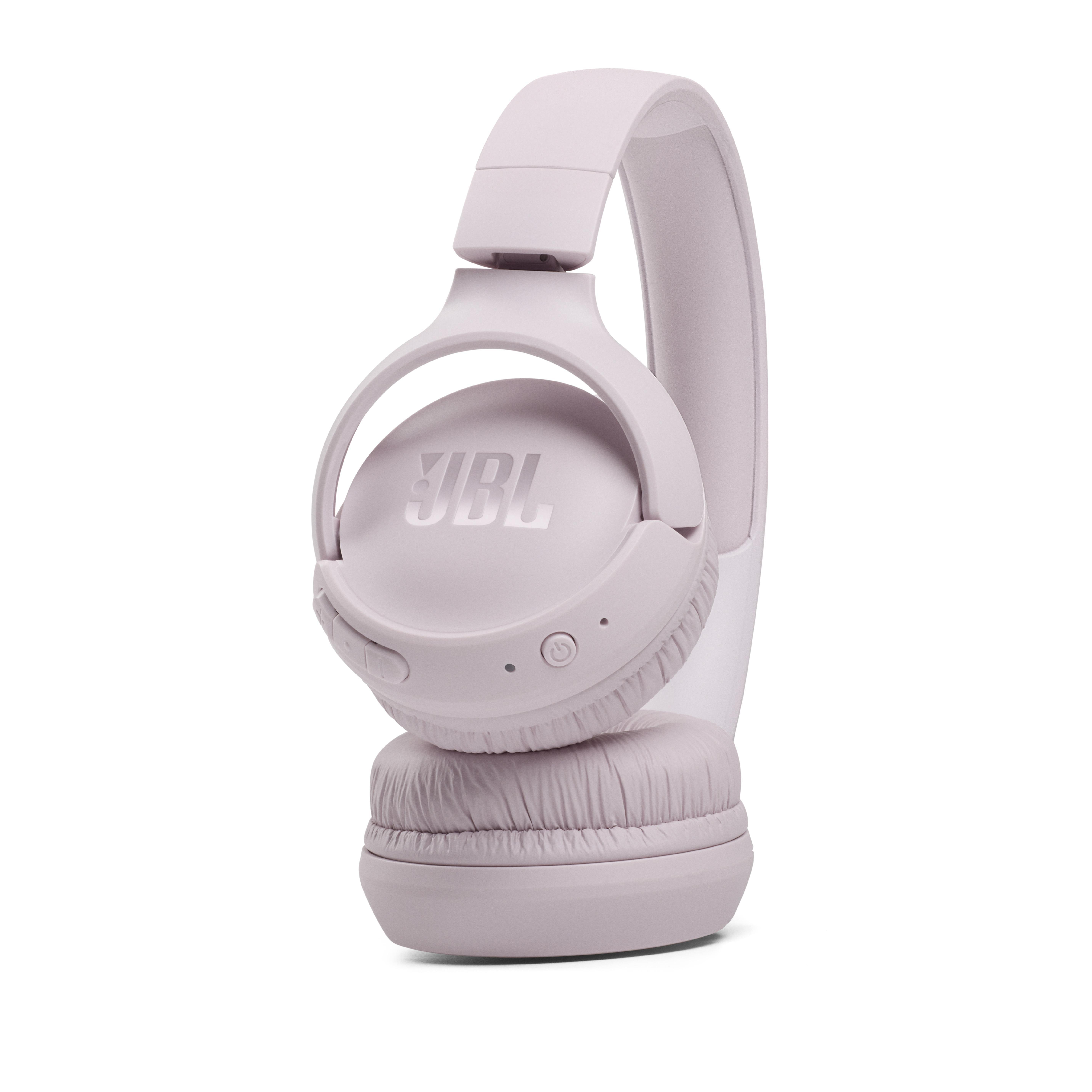 Lavendelfarbene Kopfhörer mit JBL-Logo. Weißer Hintergrund.