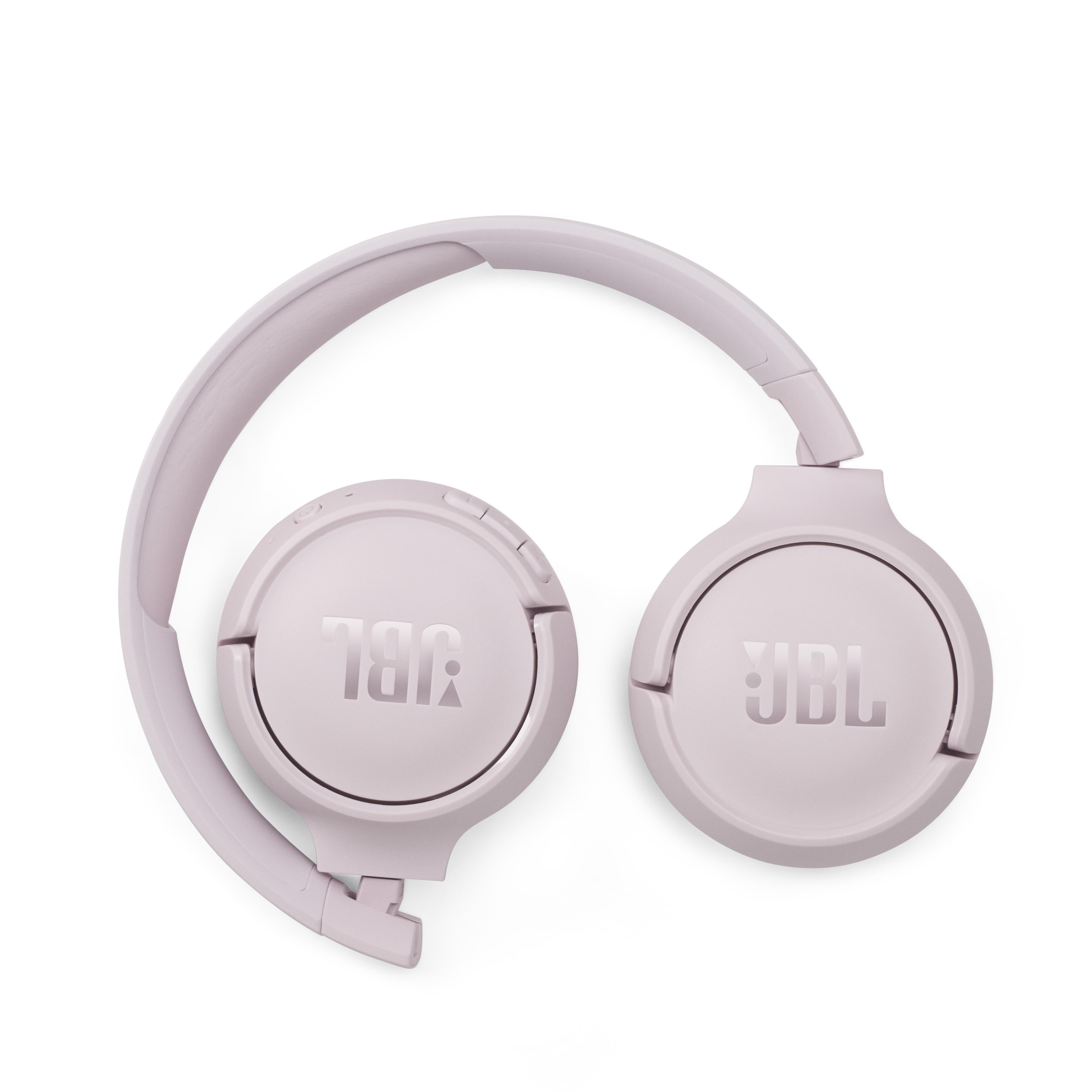Gefaltete hellrosa JBL-Kopfhörer, weißer Hintergrund. JBL-Logo ist auf den Ohrmuscheln sichtbar.