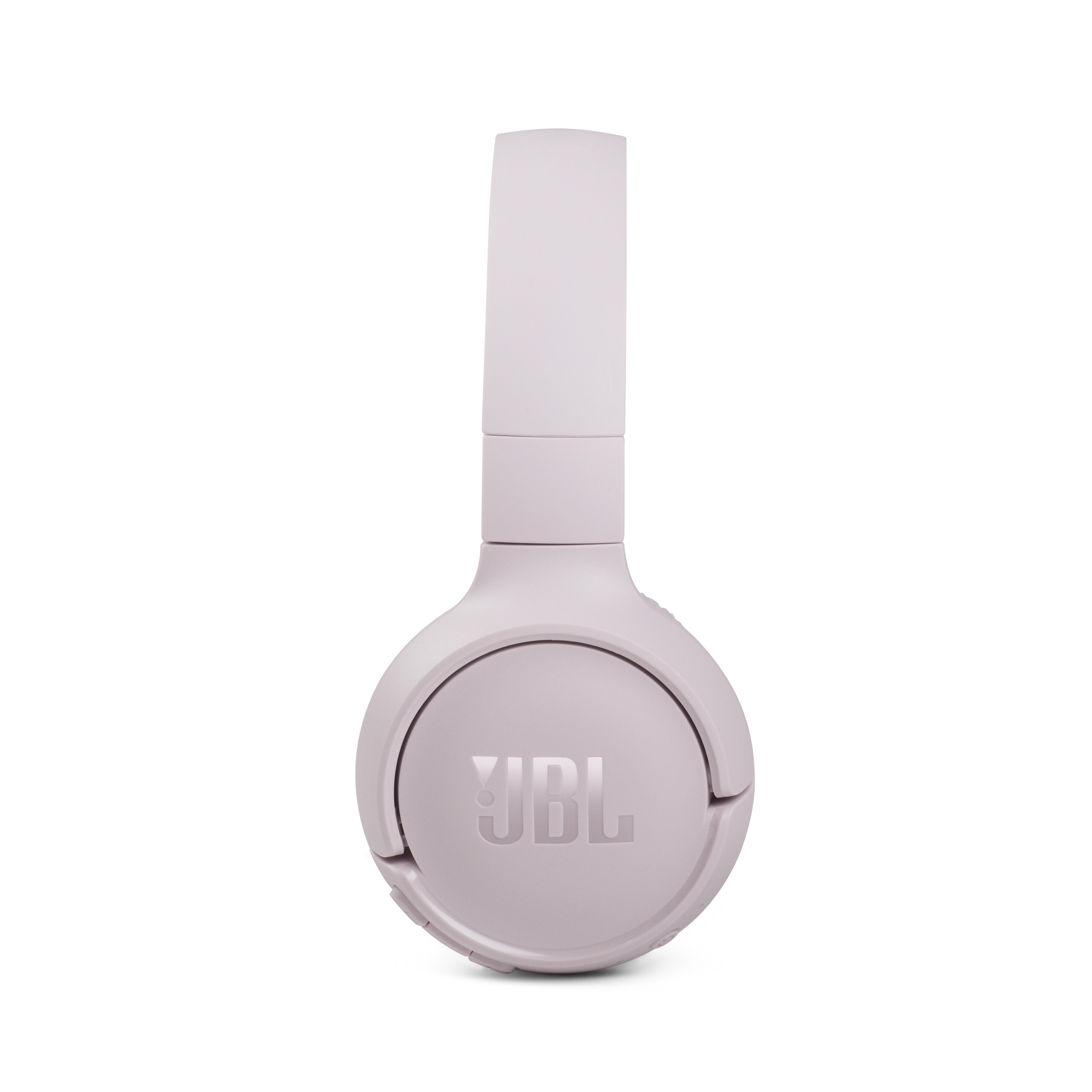 JBL-Kopfhörer in hellvioletter Farbe, mit sichtbarem JBL-Logo.