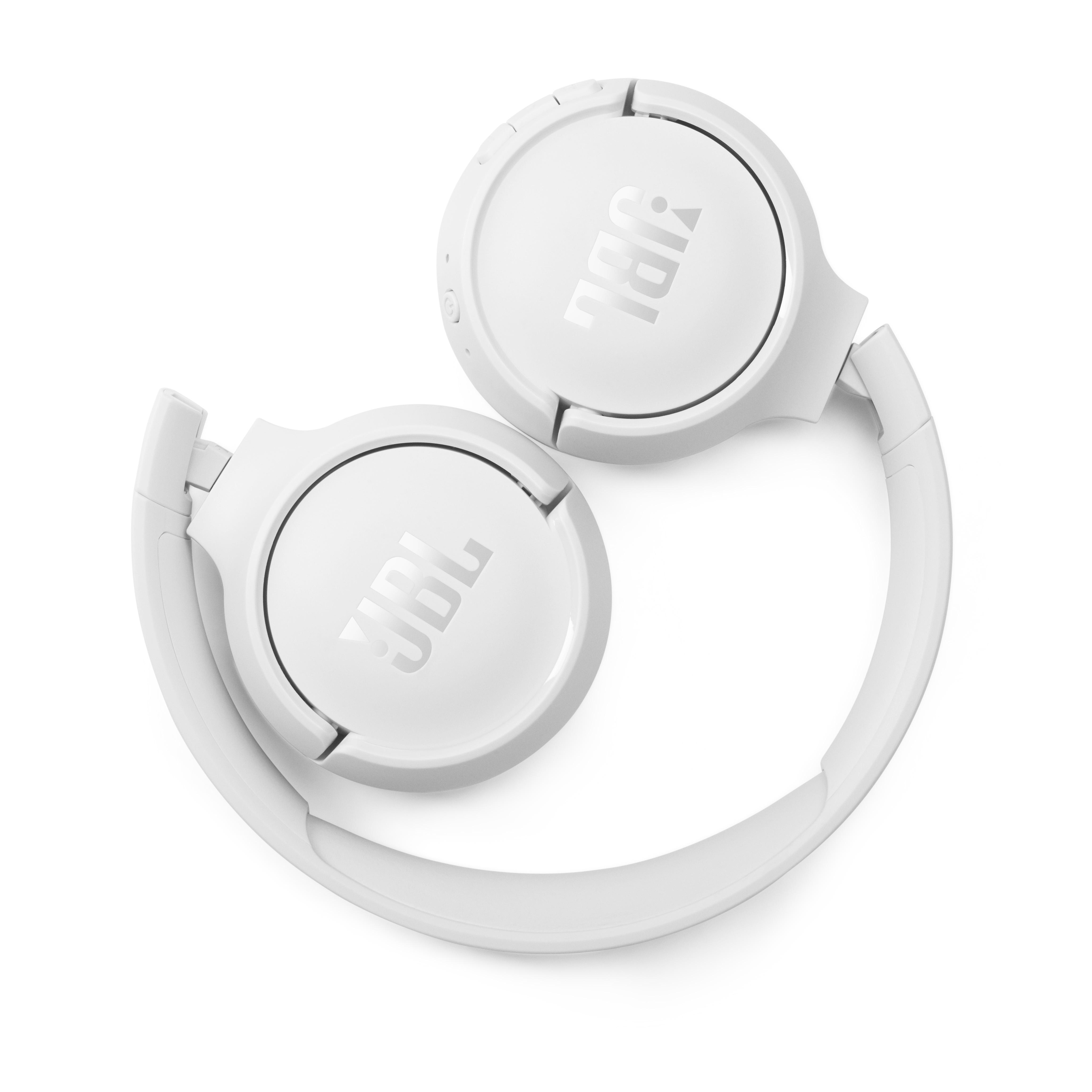 Weiße JBL-Kopfhörer, gefaltet, auf weißer Oberfläche. Das JBL-Logo ist auf den Ohrmuscheln sichtbar.