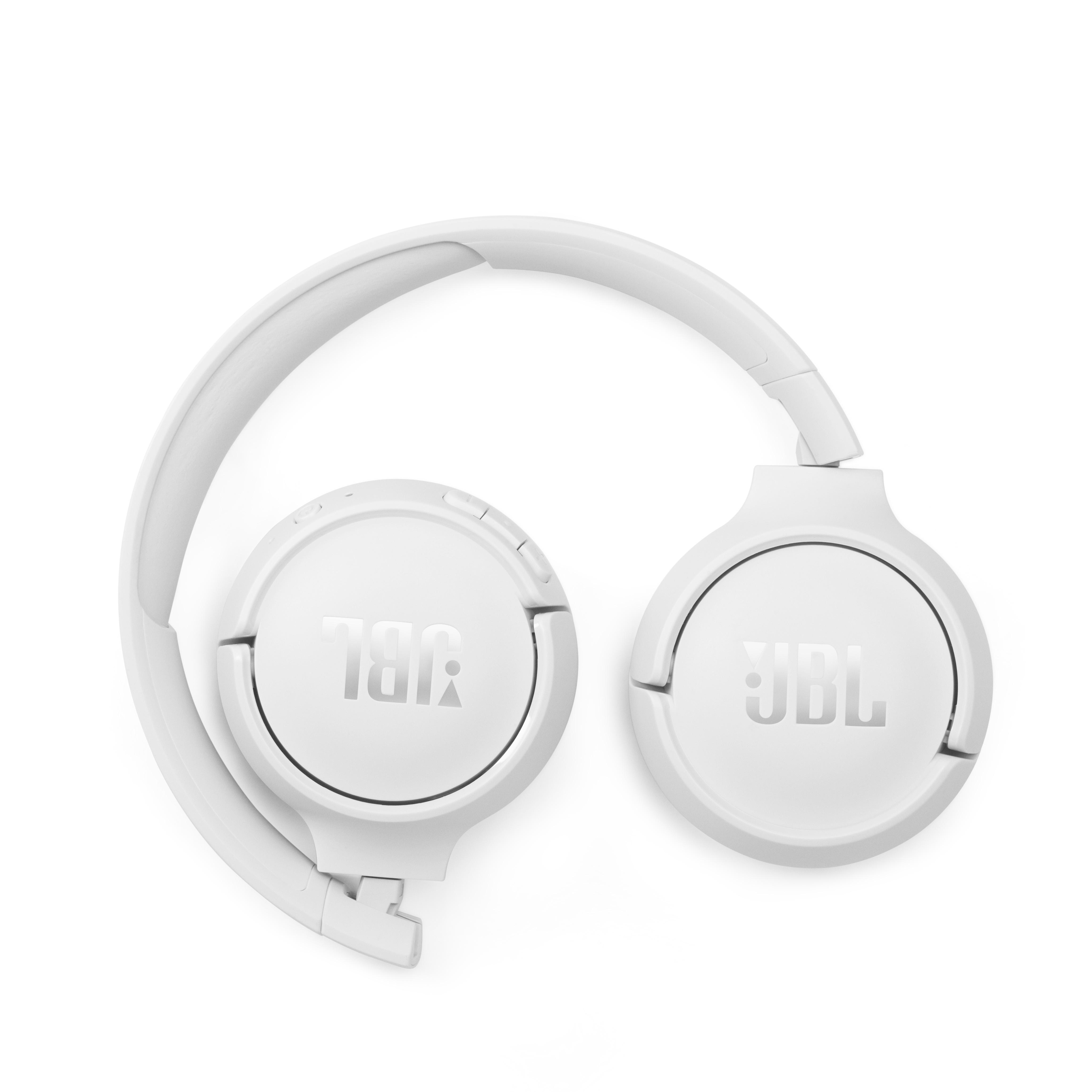 Weiße JBL-Kopfhörer gefaltet, JBL-Logo auf jeder Ohrmuschel sichtbar.