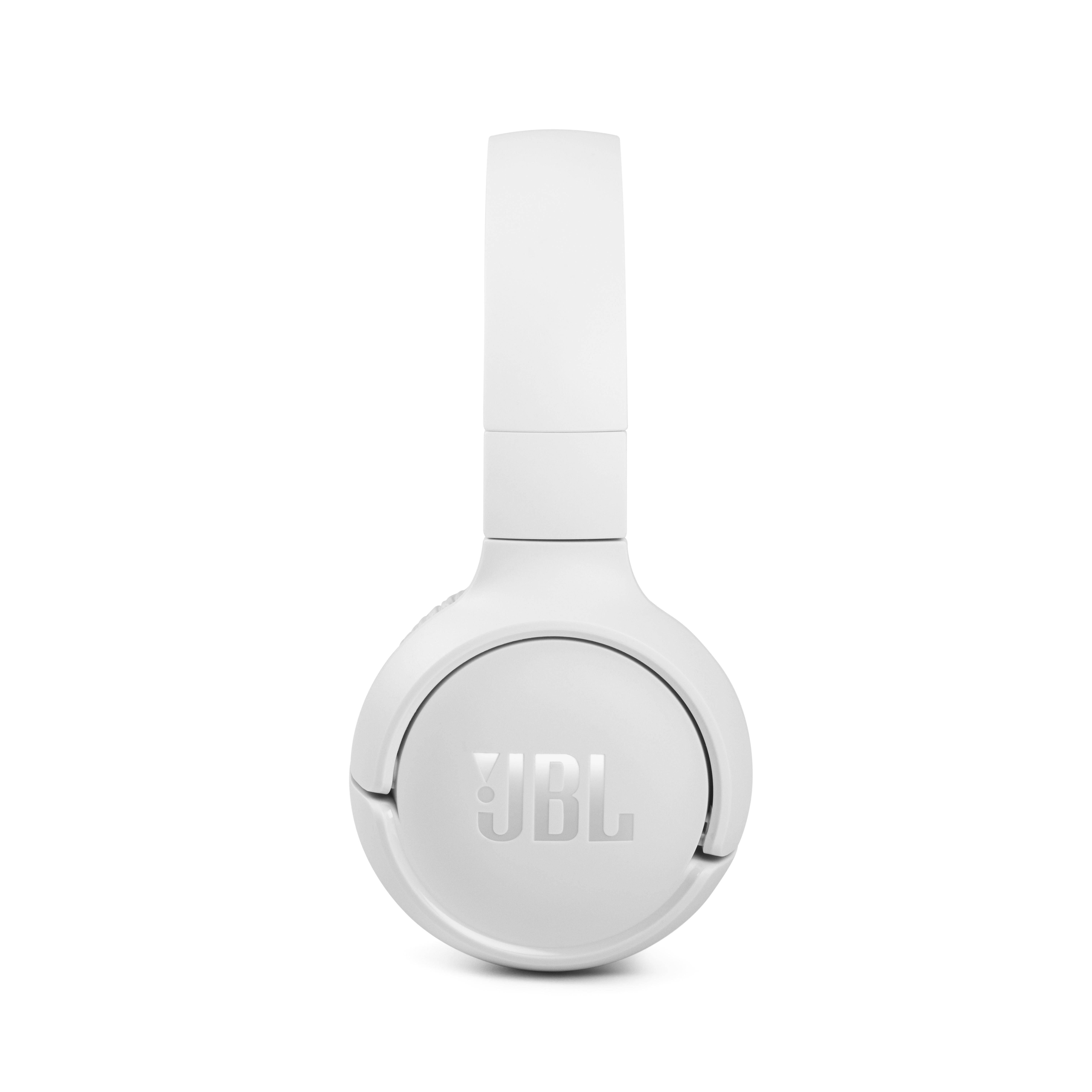 Weiße JBL Kopfhörer. Die Kopfhörer werden von vorne gezeigt. Das JBL Logo ist sichtbar.
