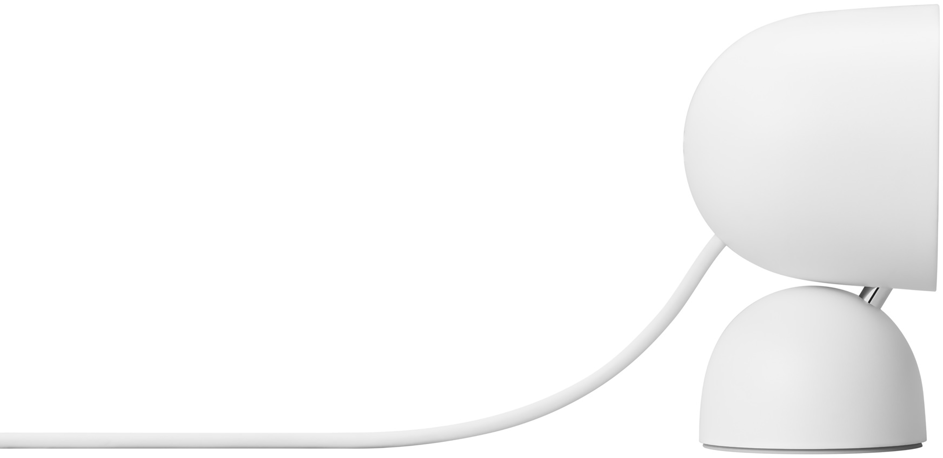 Een witte Google Nest Cam, zijaanzicht. De camera staat op een witte achtergrond.