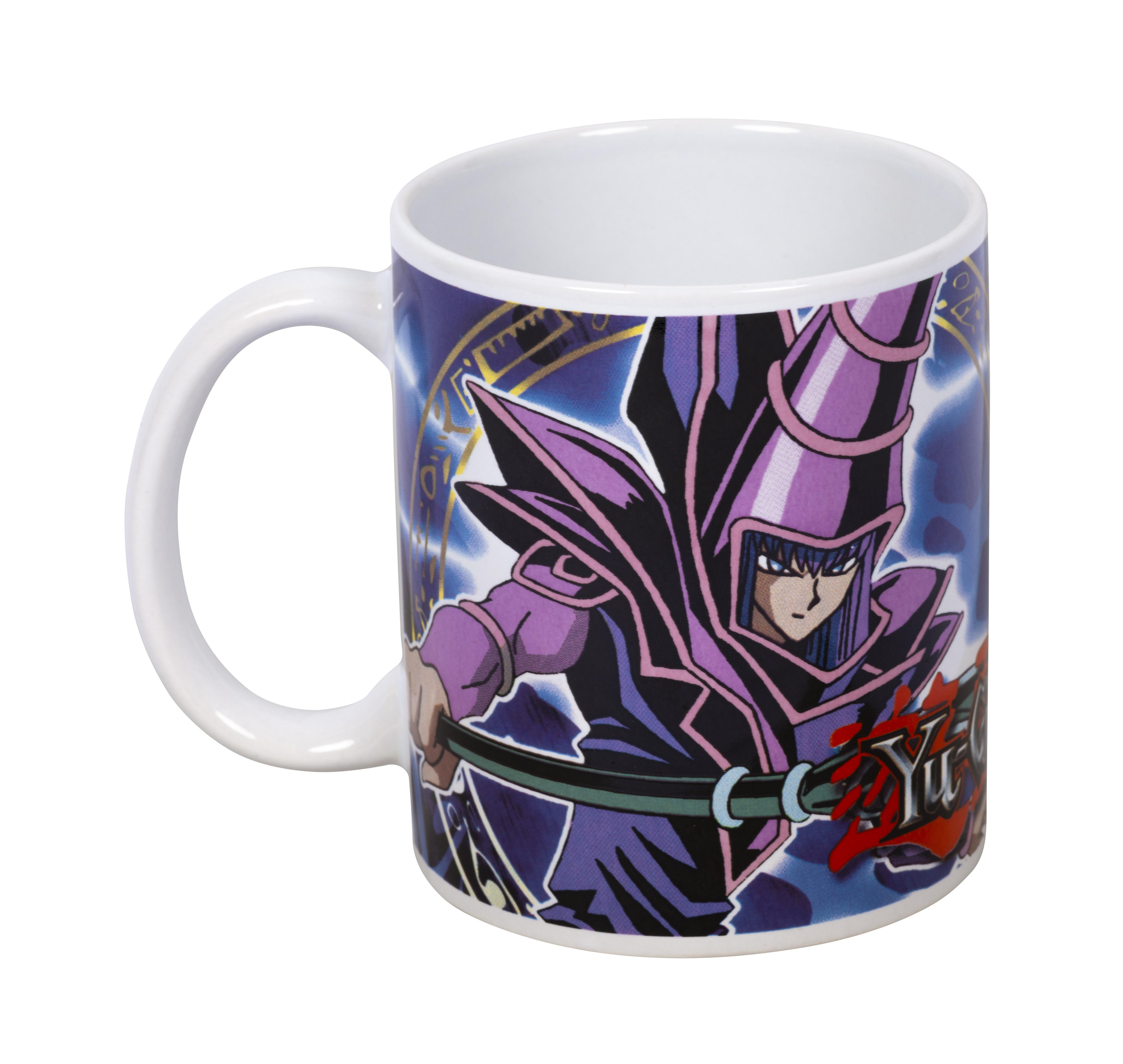 Eine weiße Tasse mit einem Yu-Gi-Oh!-Charakterdesign.