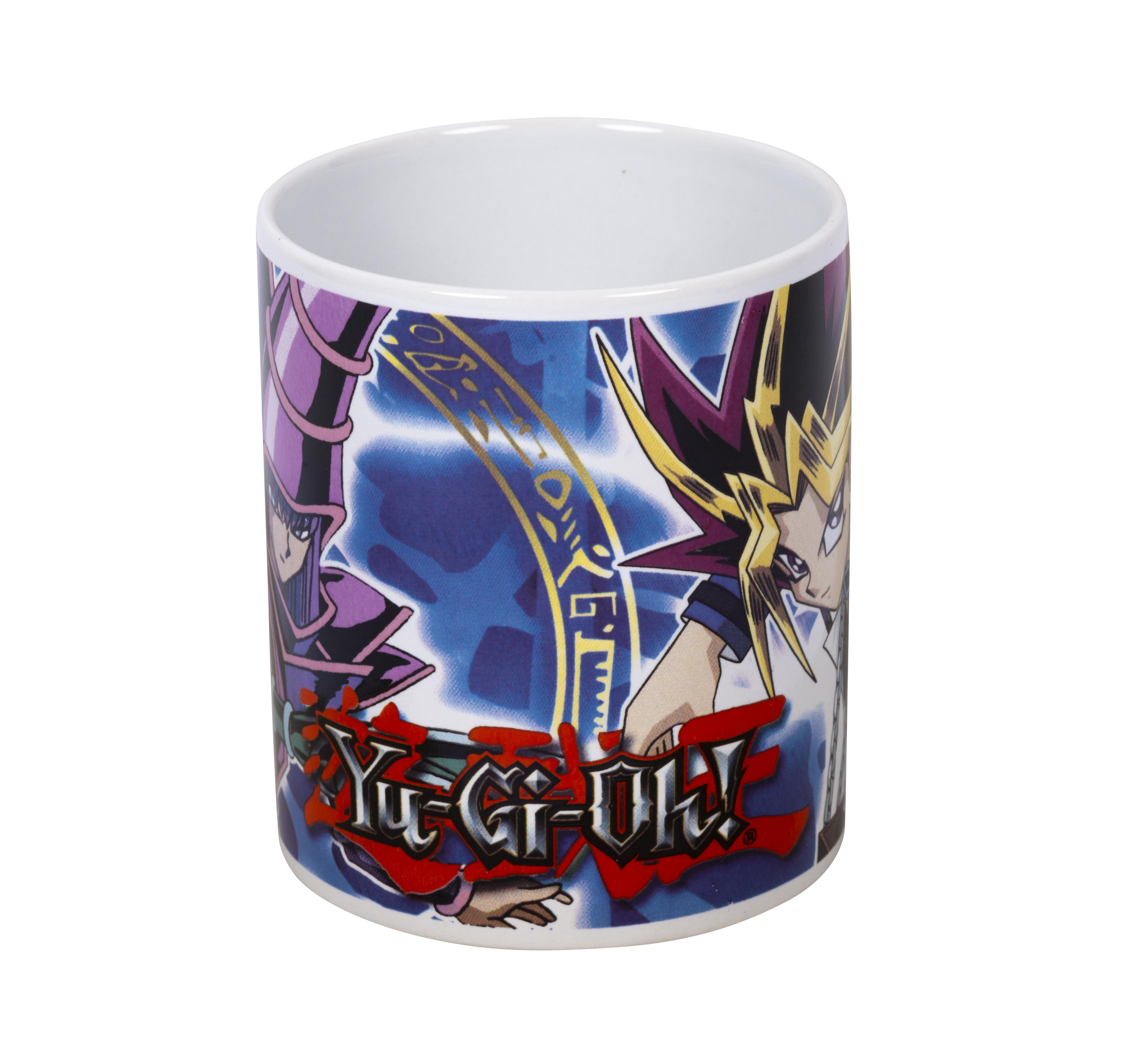 Yu-Gi-Oh-Tasse mit Figuren darauf. Weißer Hintergrund.